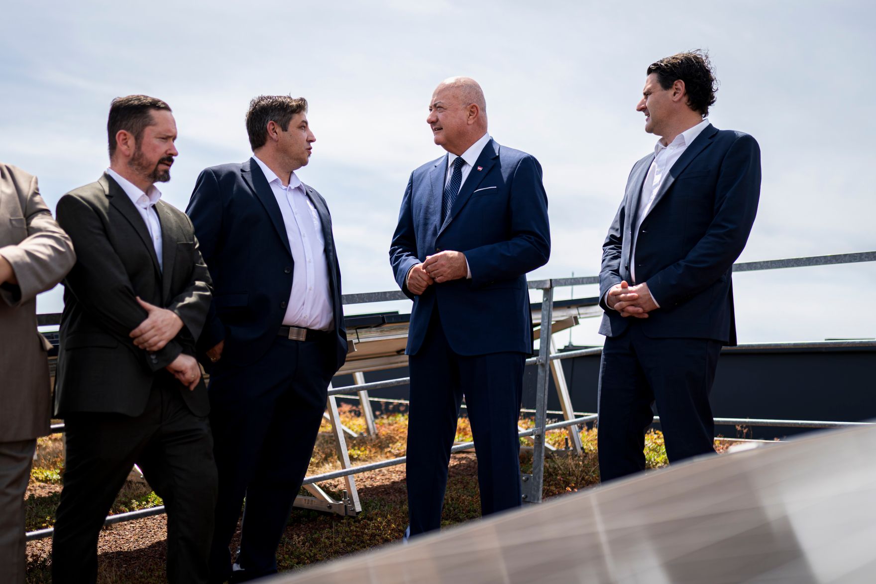 Am 17. Juli 2026 besuchte Bundeskanzler Christian Stocker (2.v.r.) im Rahmen seines Bundesl&auml;ndertages im Burgenland das solar.one Kompetenzzentrum f&uuml;r digitale Erneuerbare Energiesysteme.