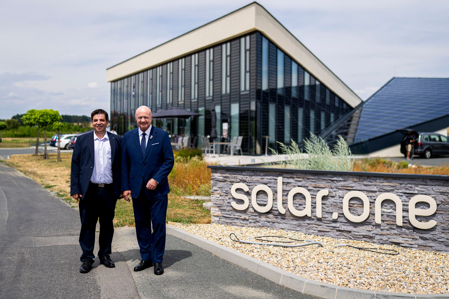 Am 17. Juli 2026 besuchte Bundeskanzler Christian Stocker (r.) im Rahmen seines Bundesl&auml;ndertages im Burgenland das solar.one Kompetenzzentrum f&uuml;r digitale Erneuerbare Energiesysteme. Im Bild mit dem Gesch&auml;ftsf&uuml;hrer Andreas Schneemann (l.).