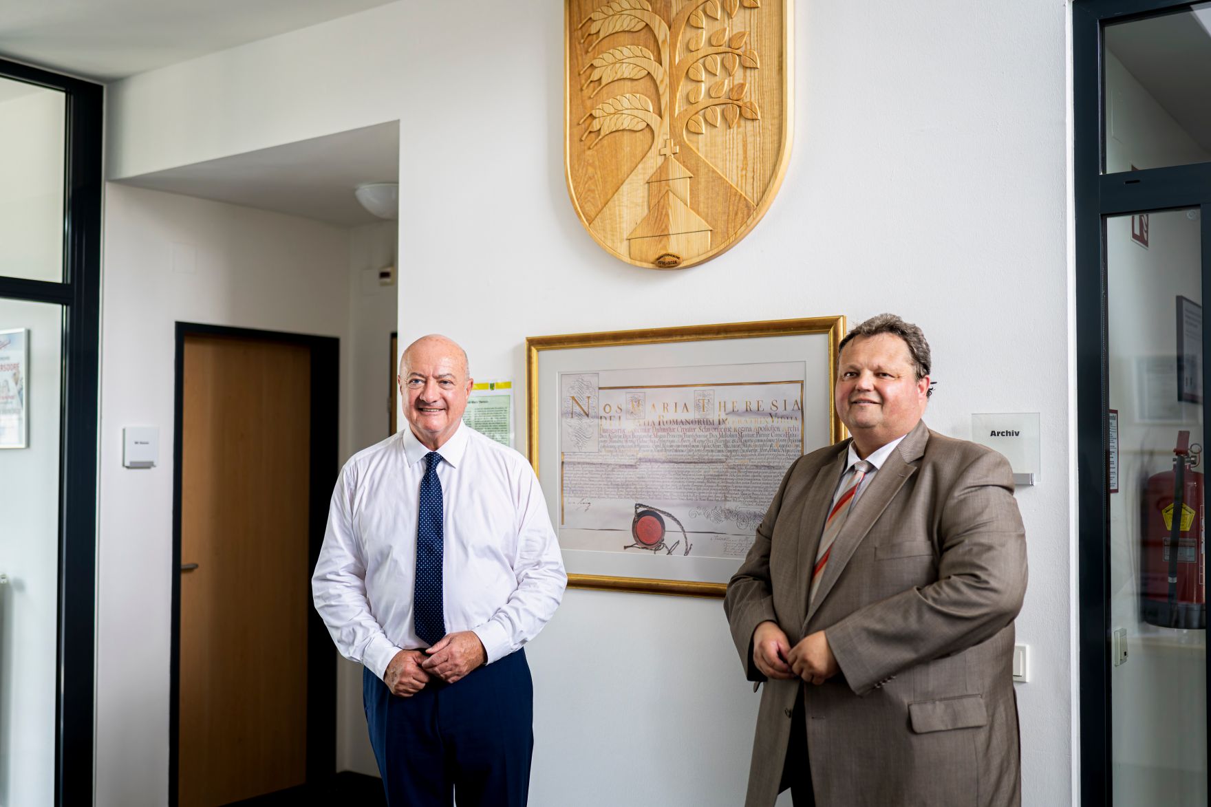 Am 17. Juli 2026 nahm Bundeskanzler Christian Stocker (l.) im Rahmen seines Bundesl&auml;ndertages im Burgenland am Festakt anl&auml;sslich des 250 Jubil&auml;ums der Marktgemeinde Ollersdorf teil. Im Bild mit dem B&uuml;rgermeister der Marktgemeinde Ollersdorf Bernd Strobl (r.).