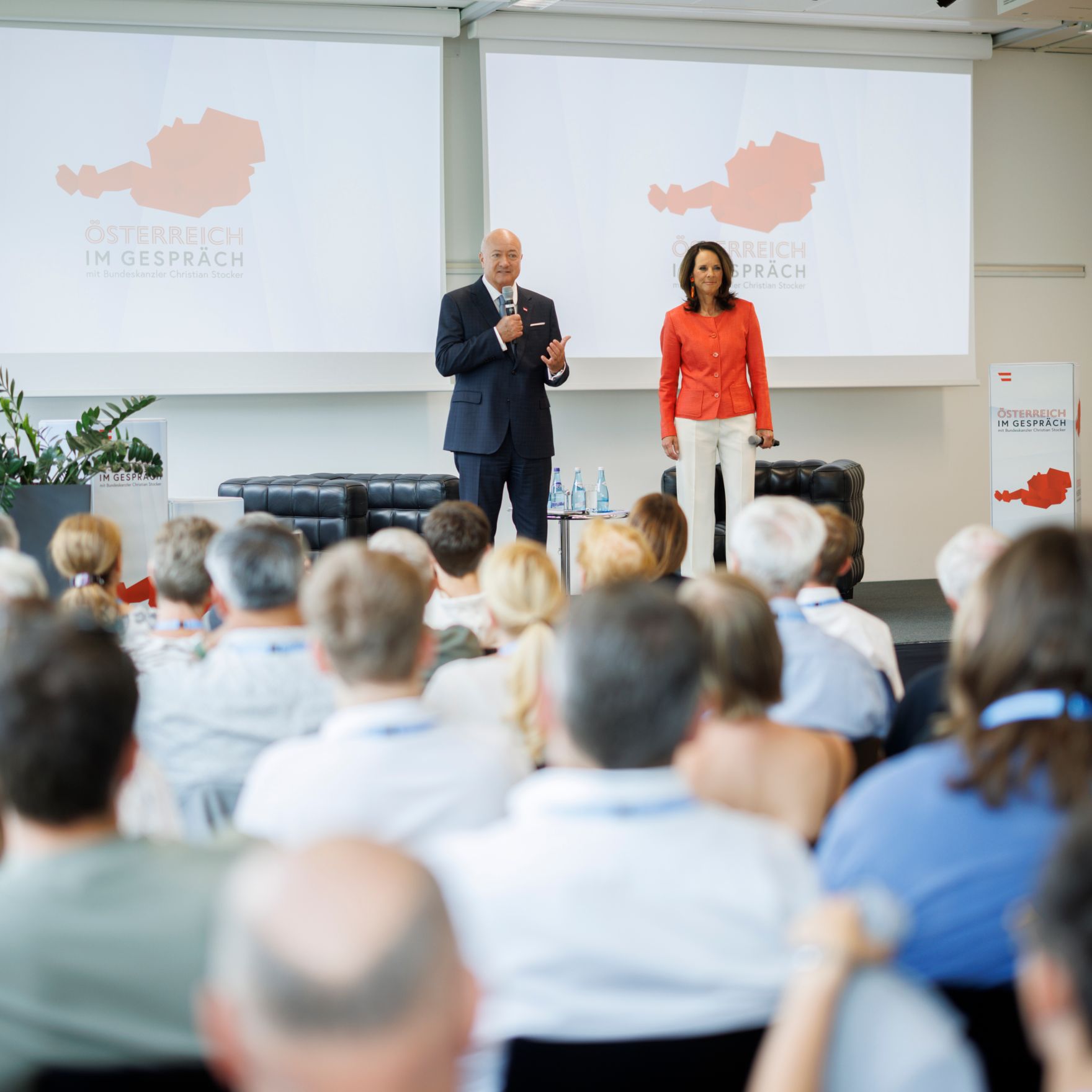 Am 23. Juli 2026 lud Bundeskanzler Christian Stocker (l.) zur Veranstaltung "&Ouml;sterreich im Gespr&auml;ch" in Innsbruck. Im Bild mit Moderatorin Vera Russwurm (r.).