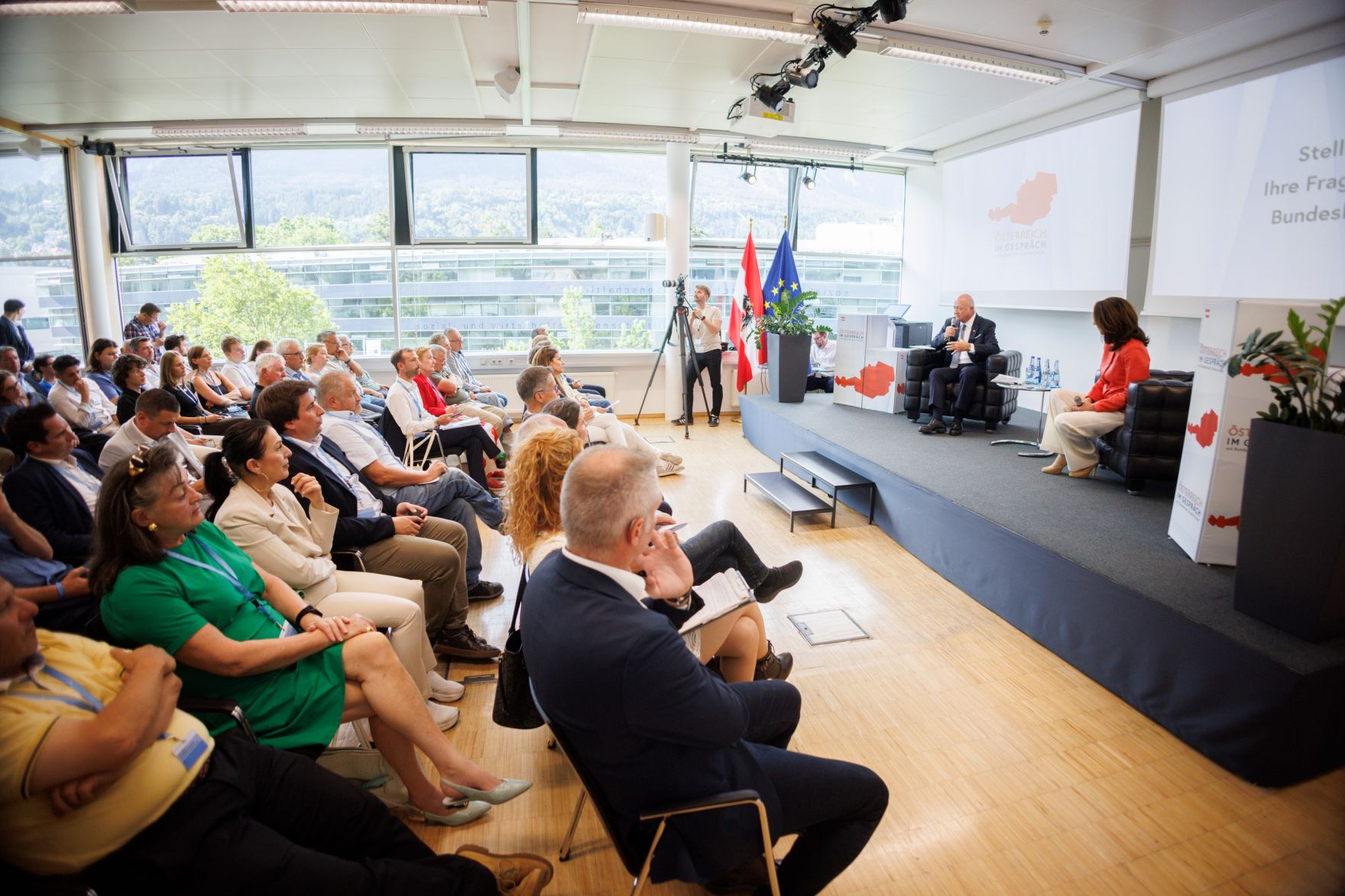 Am 23. Juli 2026 lud Bundeskanzler Christian Stocker (l.) zur Veranstaltung "&Ouml;sterreich im Gespr&auml;ch" in Innsbruck. Im Bild mit Moderatorin Vera Russwurm (r.).