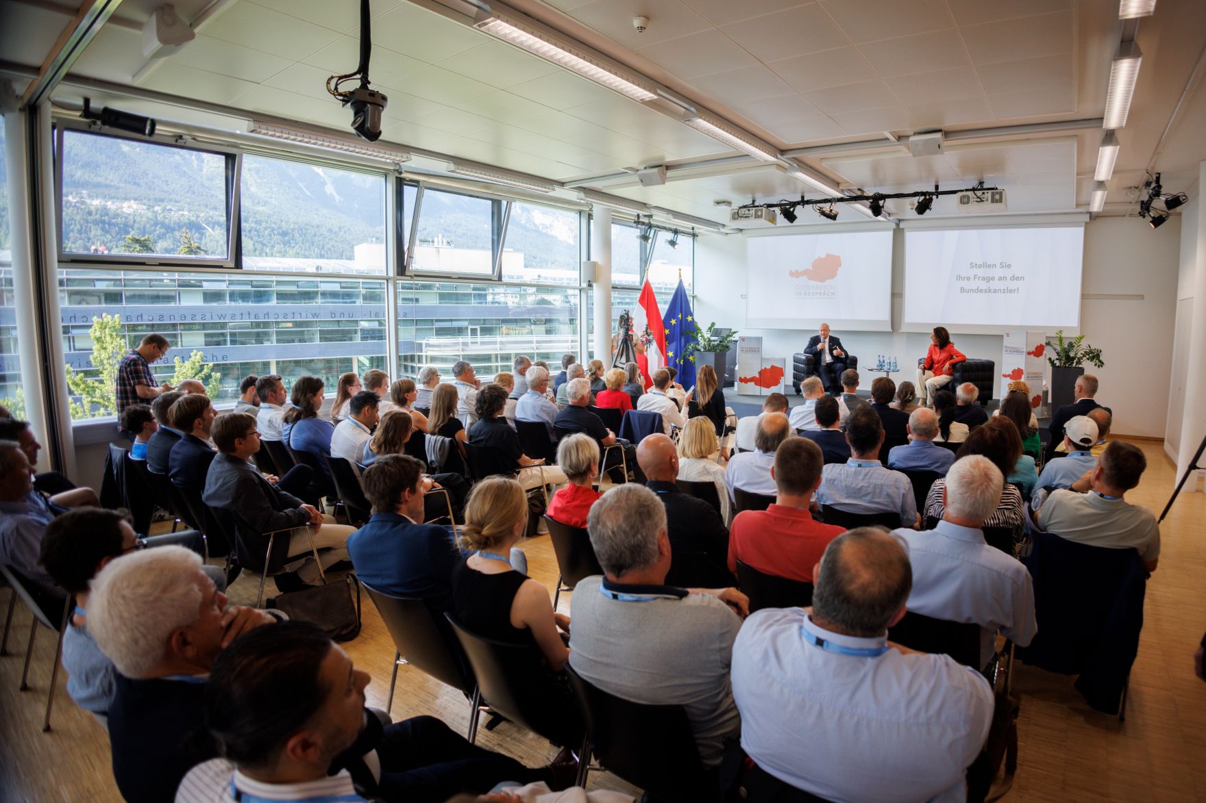 Am 23. Juli 2026 lud Bundeskanzler Christian Stocker (l.) zur Veranstaltung "&Ouml;sterreich im Gespr&auml;ch" in Innsbruck. Im Bild mit Moderatorin Vera Russwurm (r.).