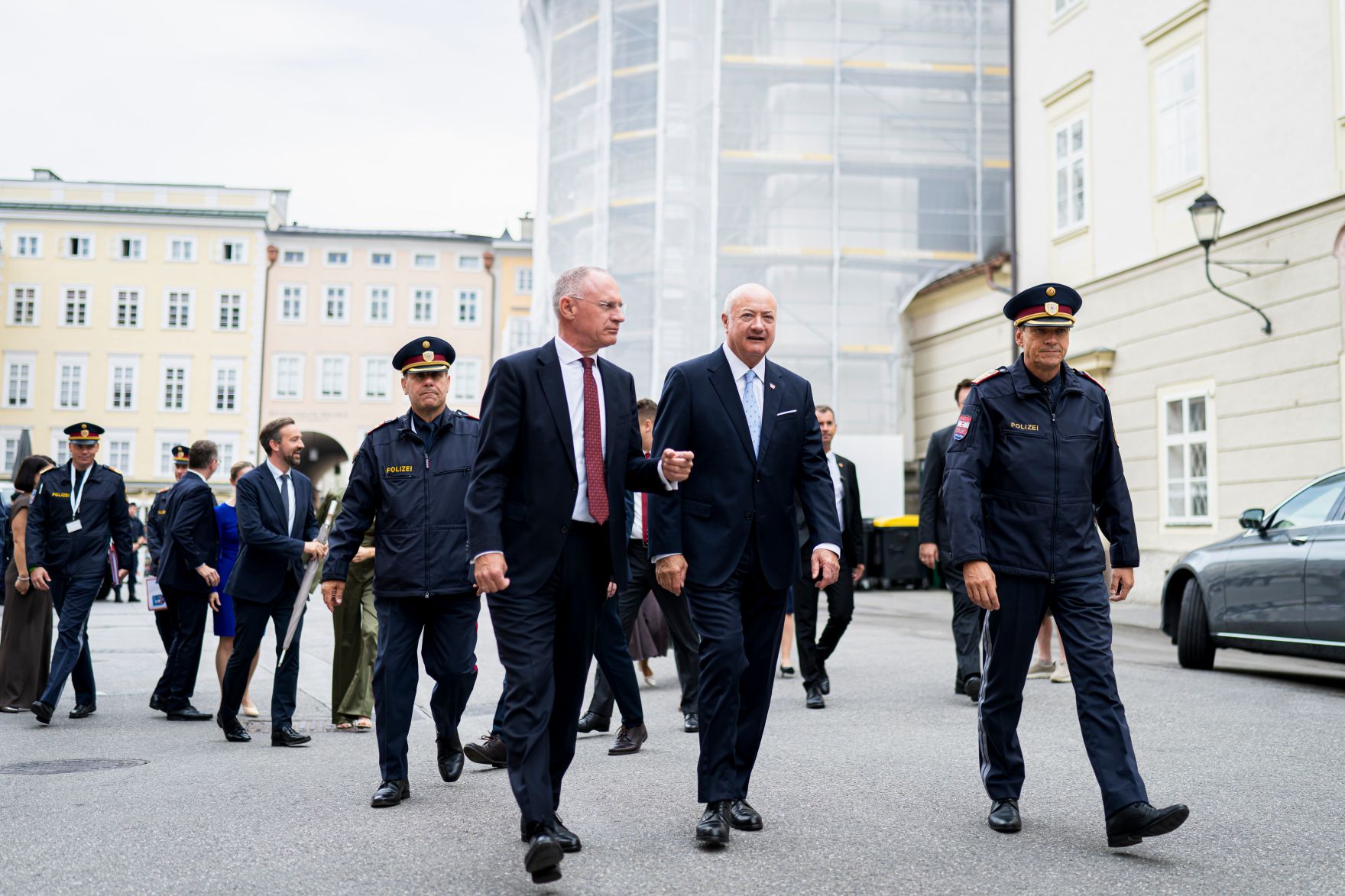 Am 26. Juli 2026 besuchte Bundeskanzler Christian Stocker (r.) die Er&ouml;ffnung der Salzburger Festspiele in Salzburg. Im Bild mit Bundesminister Gerhard Karner (l.).