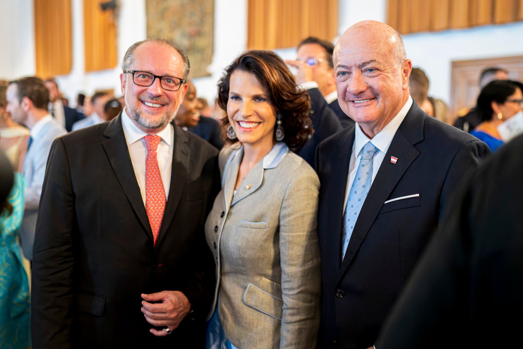 Am 26. Juli 2026 besuchte Bundeskanzler Christian Stocker (r.) die Er&ouml;ffnung der Salzburger Festspiele in Salzburg. Im Bild mit Bundeskanzler a.D. Alexander Schallenberg (l.) und der Landeshauptfrau Karoline Edtstadler (m.).