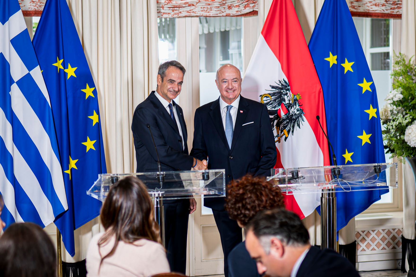 Am 27. Juli 2026 traf Bundeskanzler Christian Stocker (r.) den Premierminister der Hellenischen Republik Kyriakos Mitsotakis (l.) zu einem Arbeitsgespr&auml;ch. Im Bild bei der gemeinsamen Pressekonferenz.