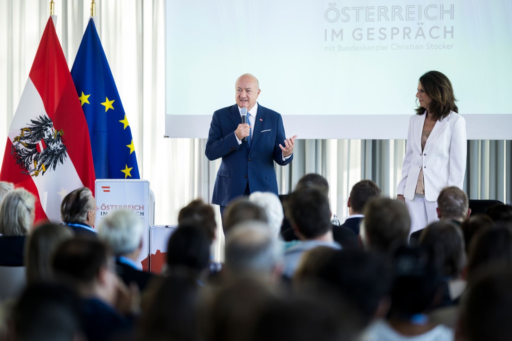 Am 28. Juli 2026 lud Bundeskanzler Christian Stocker (l.) zur Veranstaltung "&Ouml;sterreich im Gespr&auml;ch" in Wien. Im Bild mit Moderatorin Vera Russwurm (r.).
