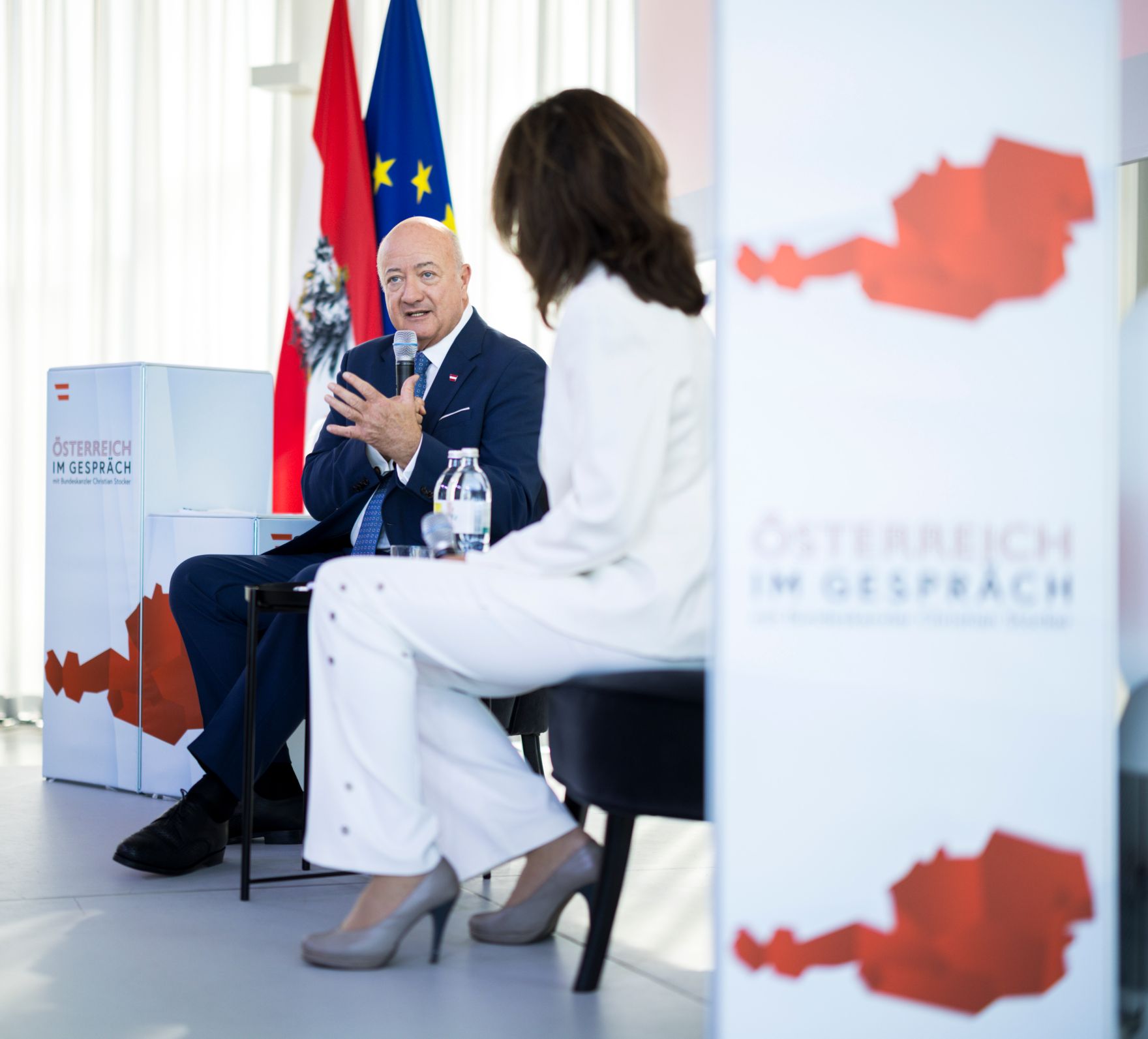 Am 28. Juli 2026 lud Bundeskanzler Christian Stocker (l.) zur Veranstaltung "&Ouml;sterreich im Gespr&auml;ch" in Wien. Im Bild mit Moderatorin Vera Russwurm (r.).