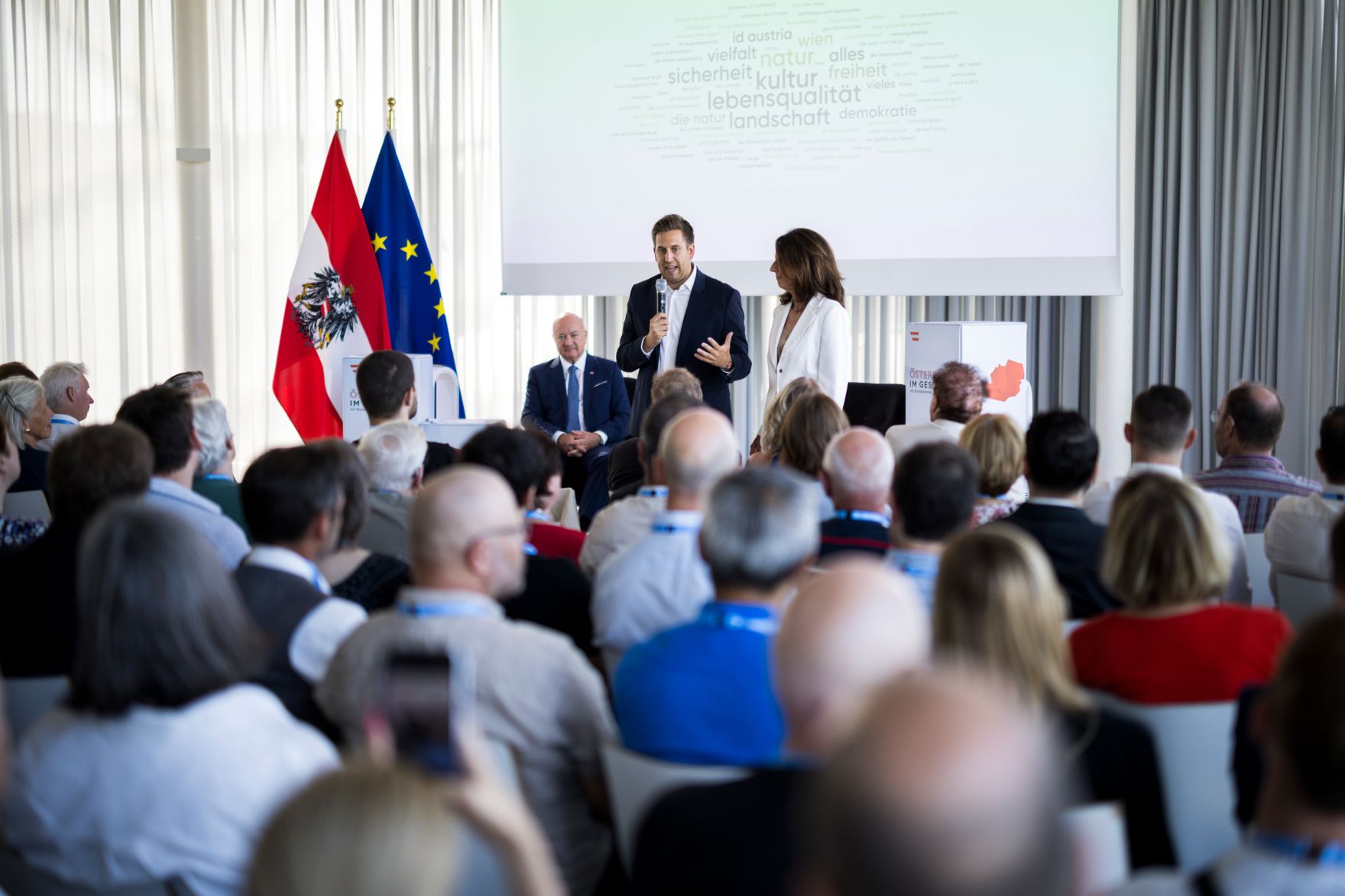 Am 28. Juli 2026 lud Bundeskanzler Christian Stocker (l.) zur Veranstaltung "&Ouml;sterreich im Gespr&auml;ch" in Wien. Im Bild mit Staatssekret&auml;r Alexander Pr&ouml;ll (m.) und Moderatorin Vera Russwurm (r.).