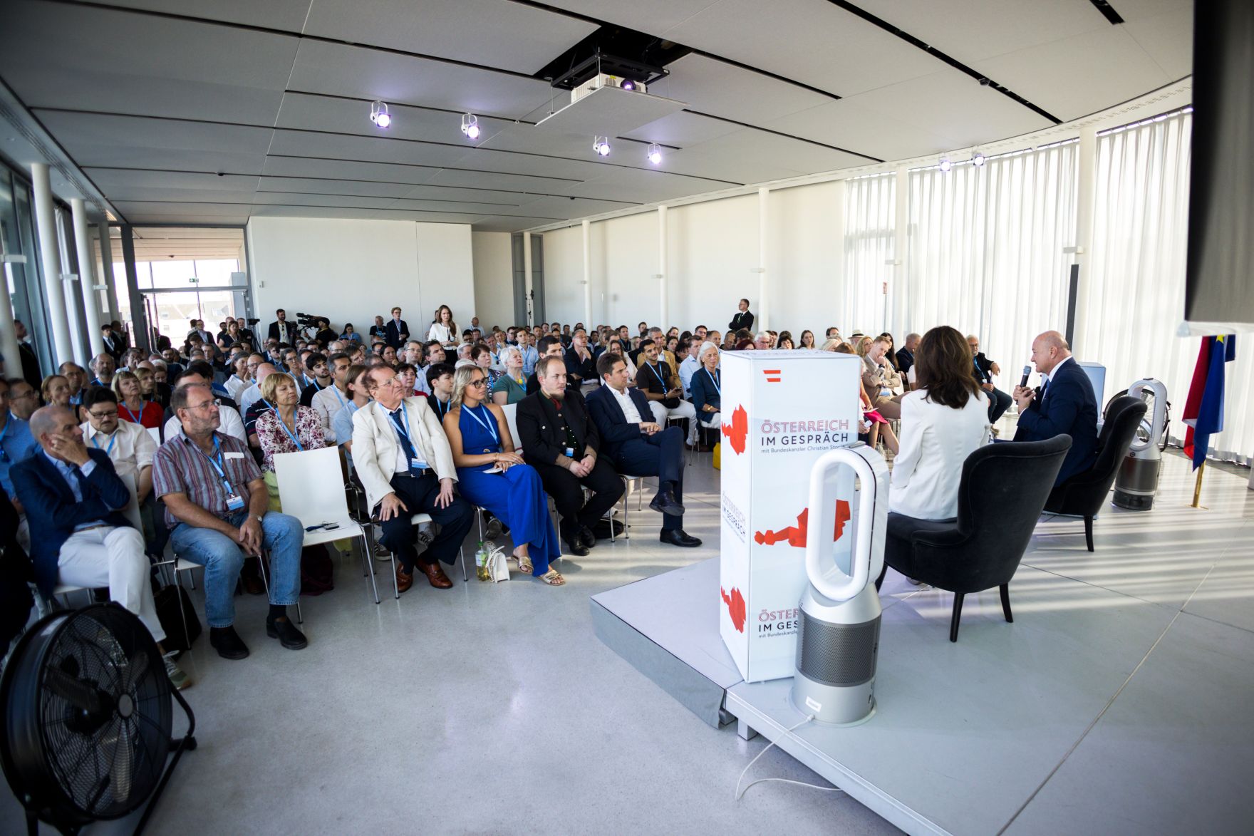 Am 28. Juli 2026 lud Bundeskanzler Christian Stocker (r.) zur Veranstaltung "&Ouml;sterreich im Gespr&auml;ch" in Wien. Im Bild mit Moderatorin Vera Russwurm (l.).
