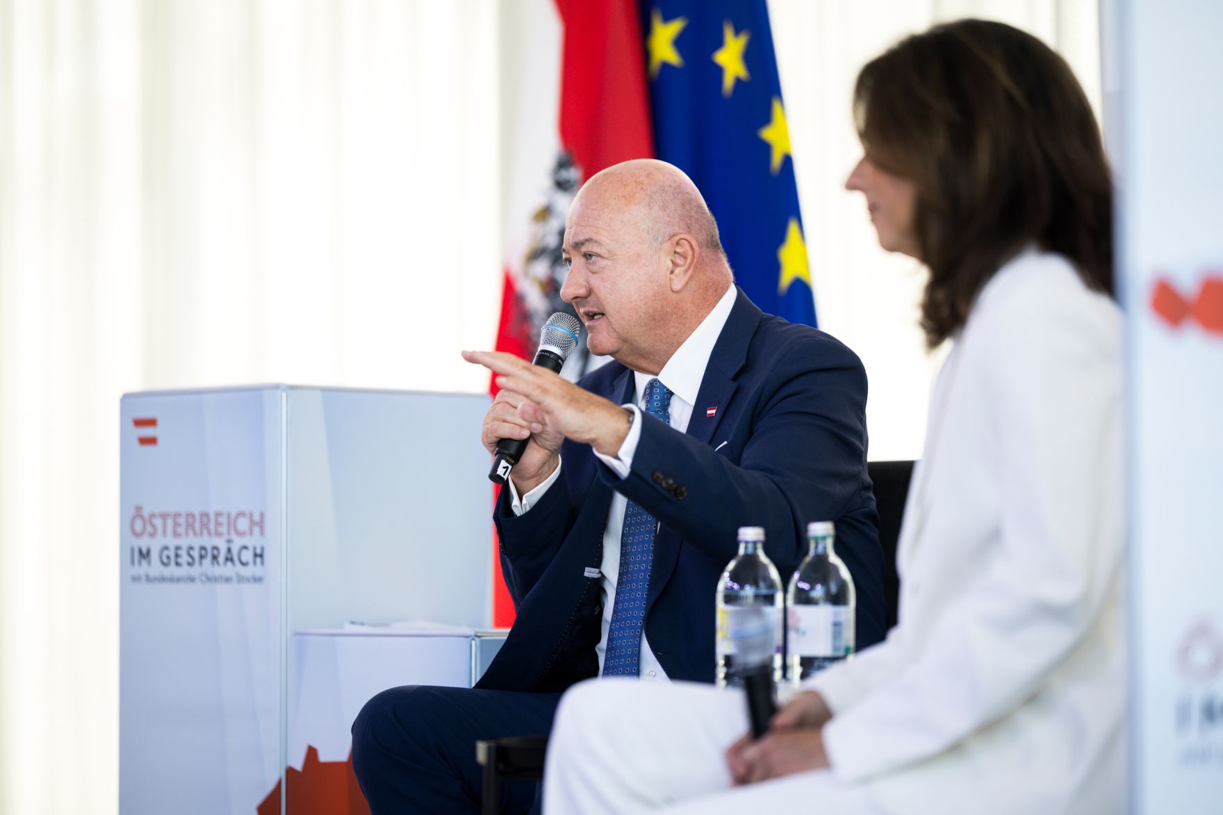 Am 28. Juli 2026 lud Bundeskanzler Christian Stocker (l.) zur Veranstaltung "&Ouml;sterreich im Gespr&auml;ch" in Wien. Im Bild mit Moderatorin Vera Russwurm (r.).