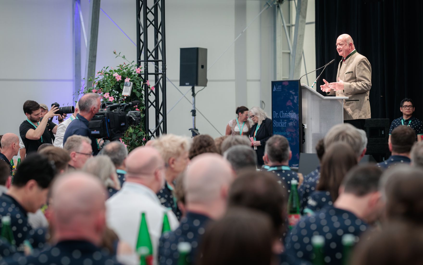Am 30. Juli 2026 nahm Bundeskanzler Christian Stocker (r.) im Rahmen seines Bundesl&auml;ndertages in K&auml;rnten am Festakt anl&auml;sslich des 40-j&auml;hrigen Bestehens von Lam Research in Villach teil.