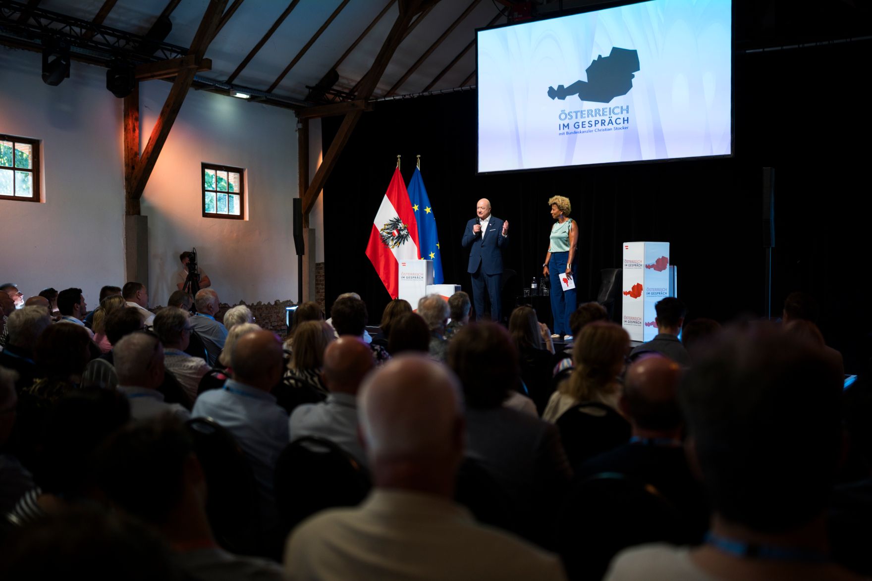 Am 4. August 2026 lud Bundeskanzler Christian Stocker (l.) zur Veranstaltung "&Ouml;sterreich im Gespr&auml;ch" in Graz. Im Bild mit Moderatorin Arabella Kiesbauer (r.).