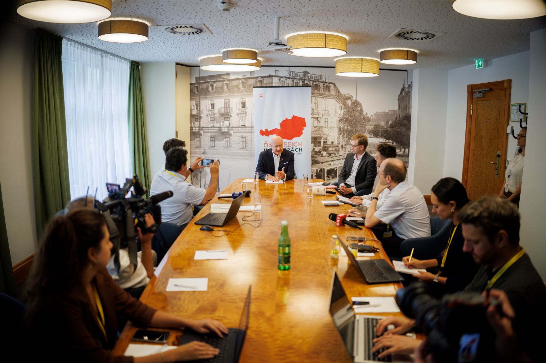 Am 7. August 2026 lud Bundeskanzler Christian Stocker zur Veranstaltung "&Ouml;sterreich im Gespr&auml;ch" in Salzburg.