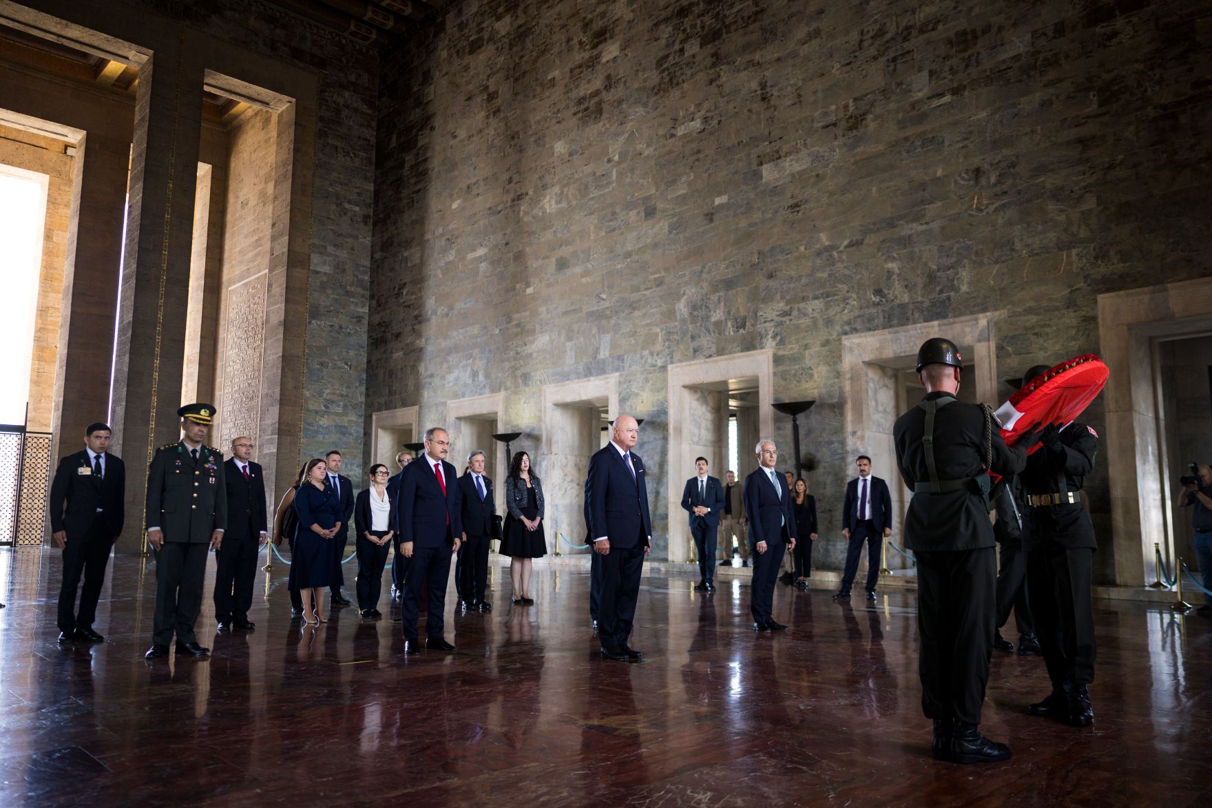 Am 10. August 2026 reiste Bundeskanzler Christian Stocker (m.) zu einem Arbeitsbesuch nach Ankara. Im Bild bei der Kranzniederlegung im Rahmen des Staatszeremoniells beim Nationaldenkmal Anıtkabir.