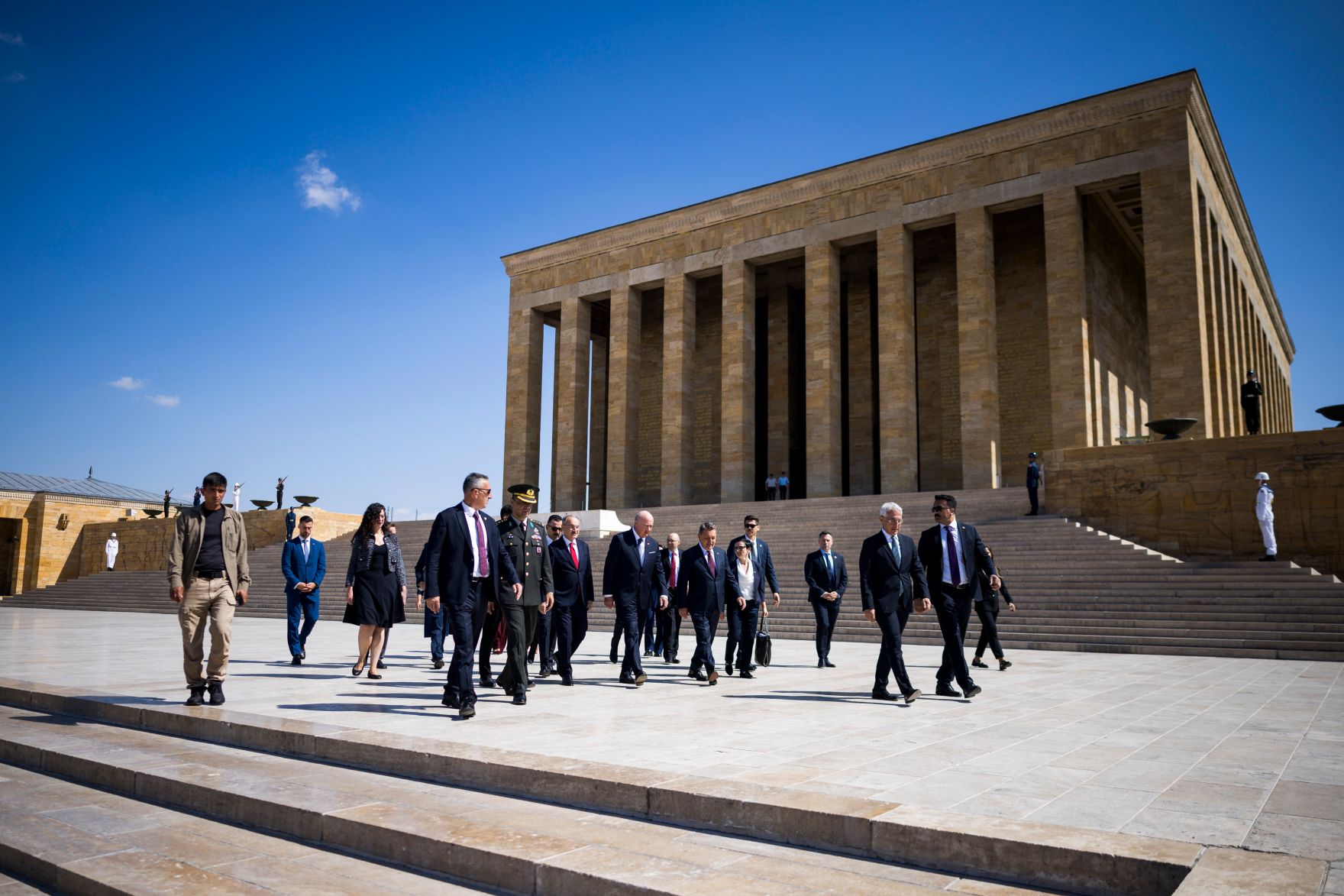 Am 10. August 2026 reiste Bundeskanzler Christian Stocker (m.) zu einem Arbeitsbesuch nach Ankara. Im Bild bei der Kranzniederlegung im Rahmen des Staatszeremoniells beim Nationaldenkmal Anıtkabir.