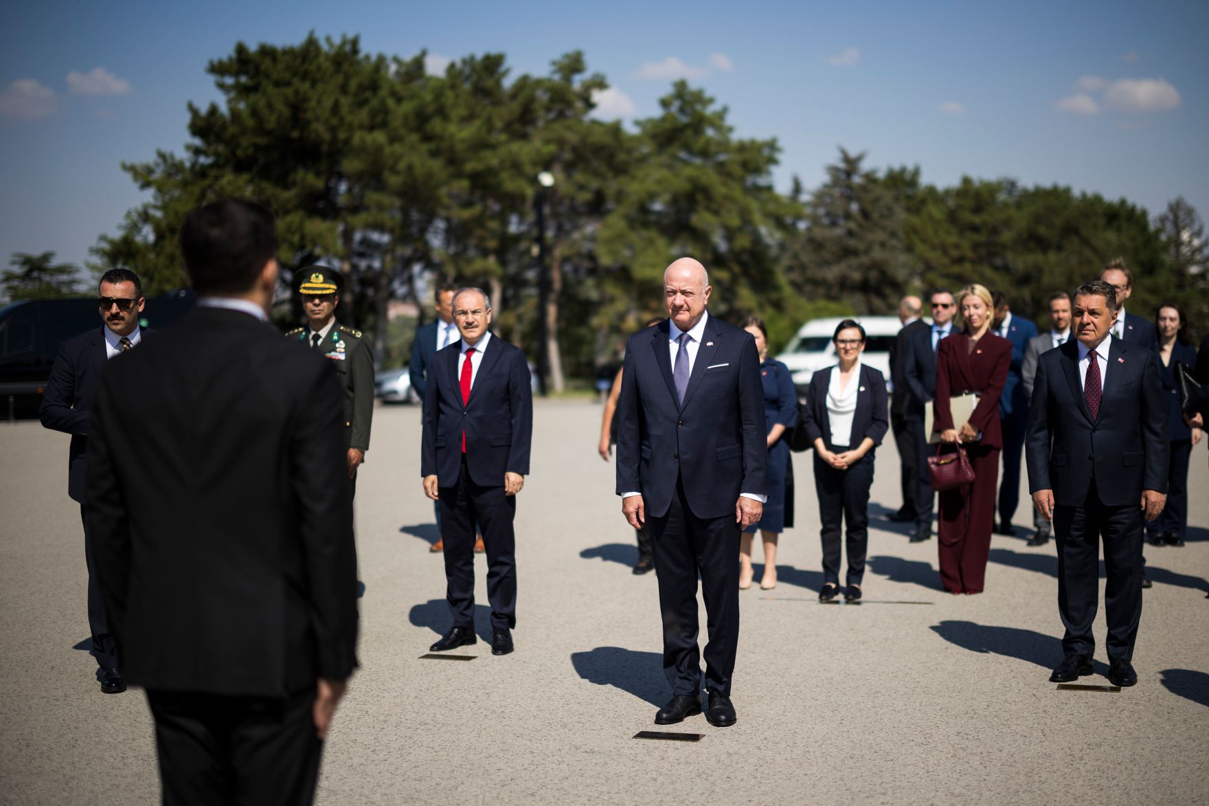 Am 10. August 2026 reiste Bundeskanzler Christian Stocker (m.) zu einem Arbeitsbesuch nach Ankara. Im Bild bei der Kranzniederlegung im Rahmen des Staatszeremoniells beim Nationaldenkmal Anıtkabir.