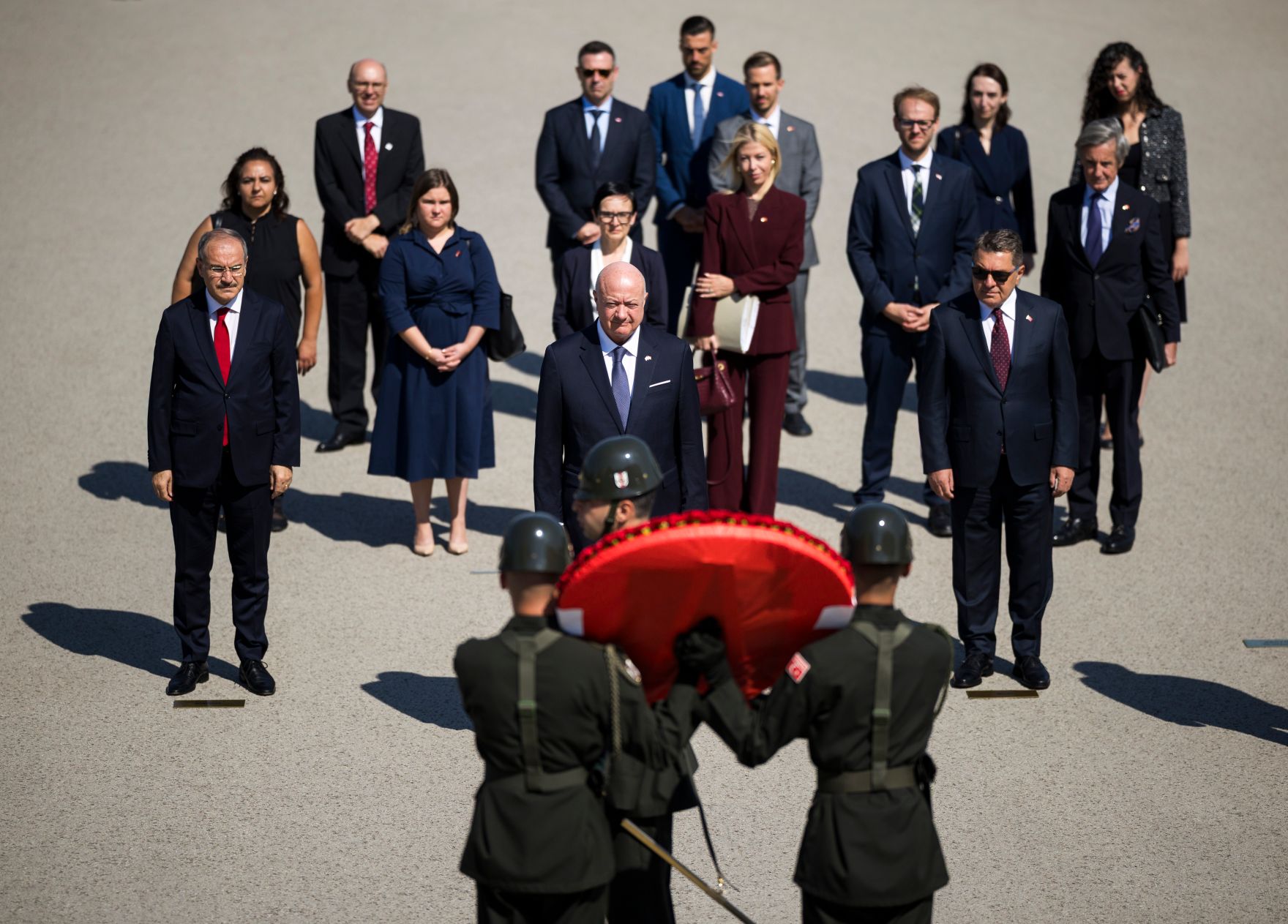 Am 10. August 2026 reiste Bundeskanzler Christian Stocker (m.) zu einem Arbeitsbesuch nach Ankara. Im Bild bei der Kranzniederlegung im Rahmen des Staatszeremoniells beim Nationaldenkmal Anıtkabir.