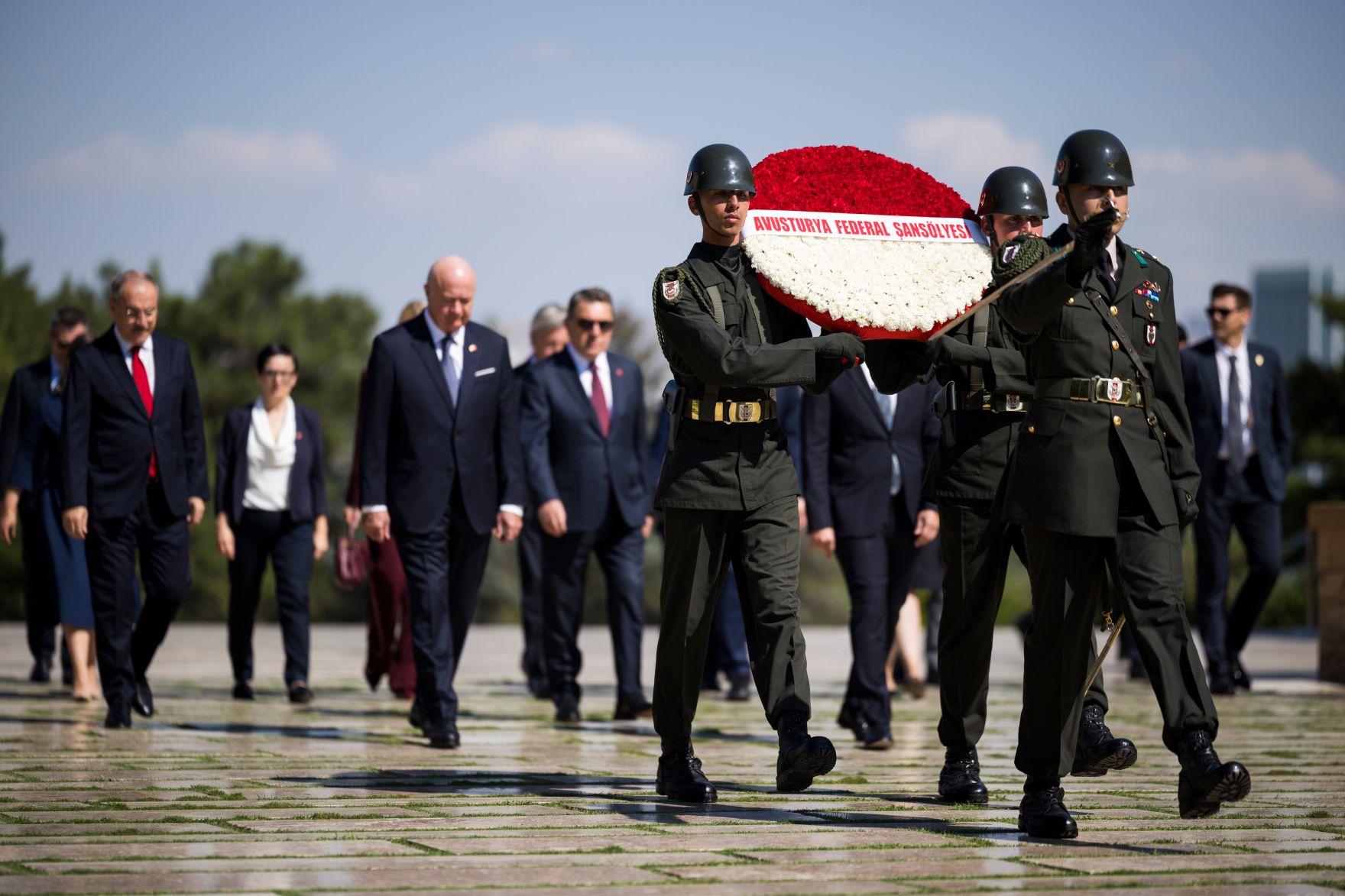 Am 10. August 2026 reiste Bundeskanzler Christian Stocker (3.v.l.) zu einem Arbeitsbesuch nach Ankara. Im Bild bei der Kranzniederlegung im Rahmen des Staatszeremoniells beim Nationaldenkmal Anıtkabir.