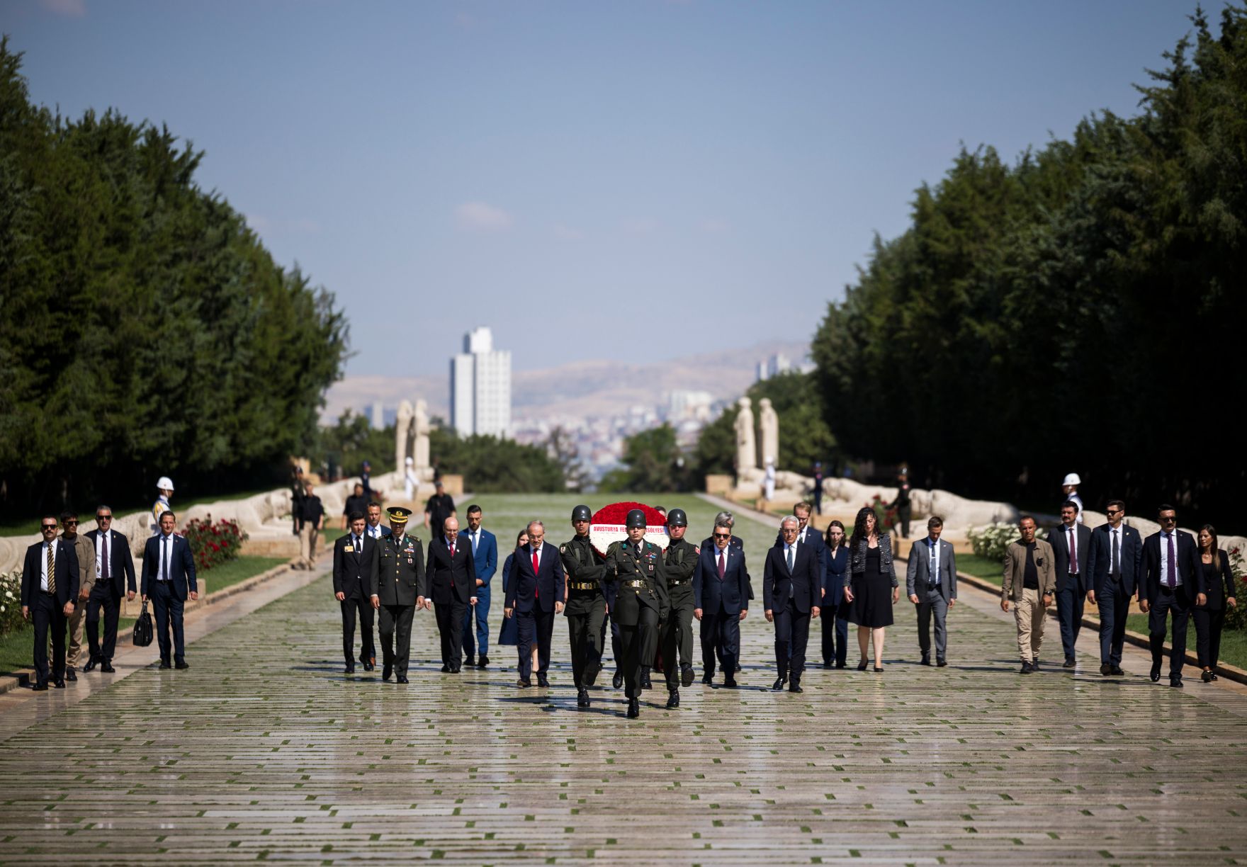 Am 10. August 2026 reiste Bundeskanzler Christian Stocker zu einem Arbeitsbesuch nach Ankara. Im Bild bei der Kranzniederlegung im Rahmen des Staatszeremoniells beim Nationaldenkmal Anıtkabir.