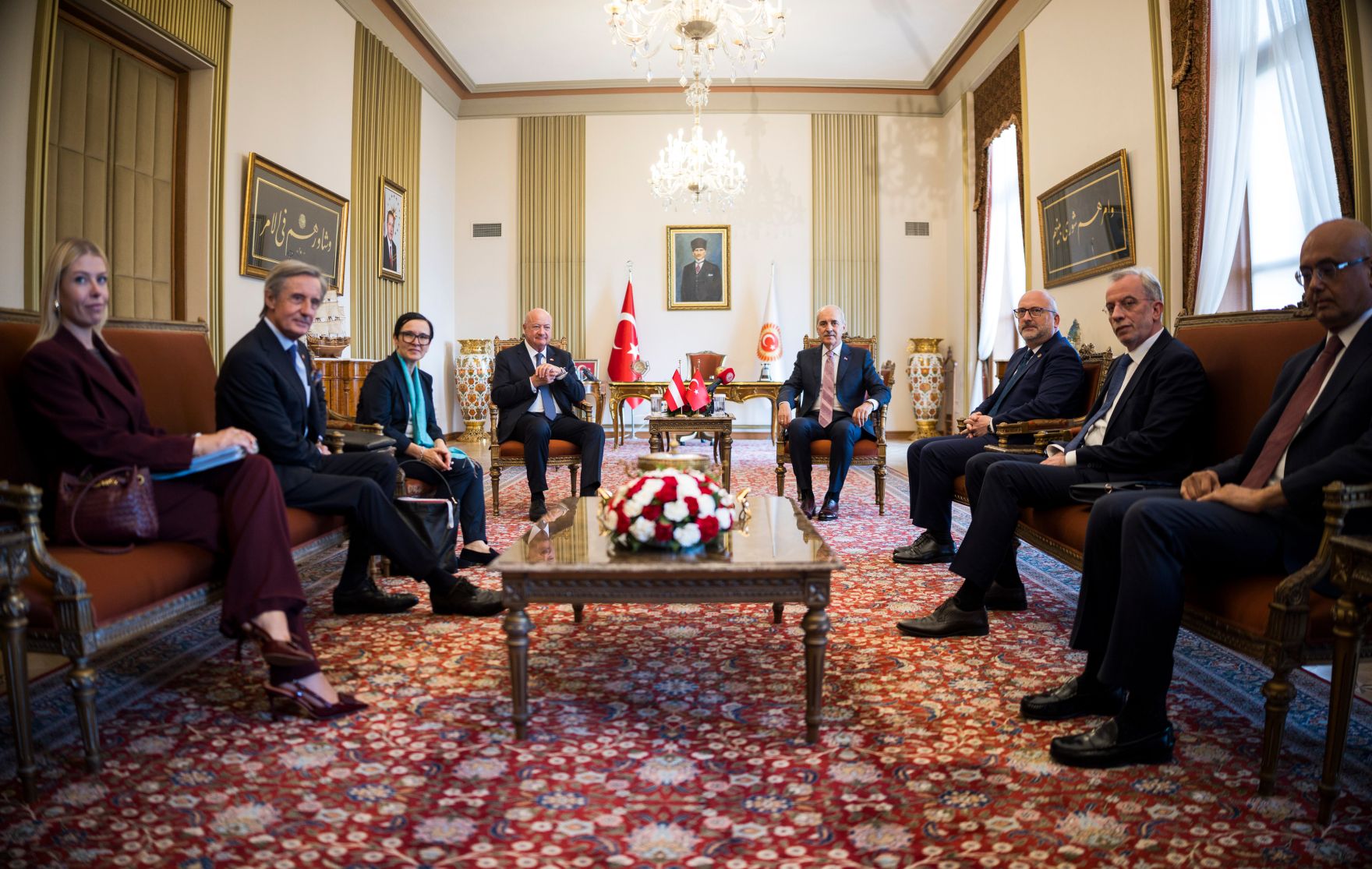 Am 10. August 2026 reiste Bundeskanzler Christian Stocker (4.v.l.) zu einem Arbeitsbesuch nach Ankara. Im Bild mit Numan Kurtulmuş (4.v.r.) dem Parlamentspr&auml;sidenten der Gro&szlig;en Nationalversammlung der T&uuml;rkei.
