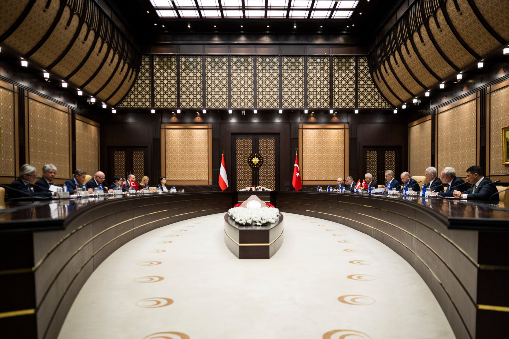Am 10. August 2026 reiste Bundeskanzler Christian Stocker zu einem Arbeitsbesuch nach Ankara. Im Bild bei einem Delegationsgespr&auml;ch mit dem Pr&auml;sident der Republik T&uuml;rkei Recep Tayyip Erdoğan.