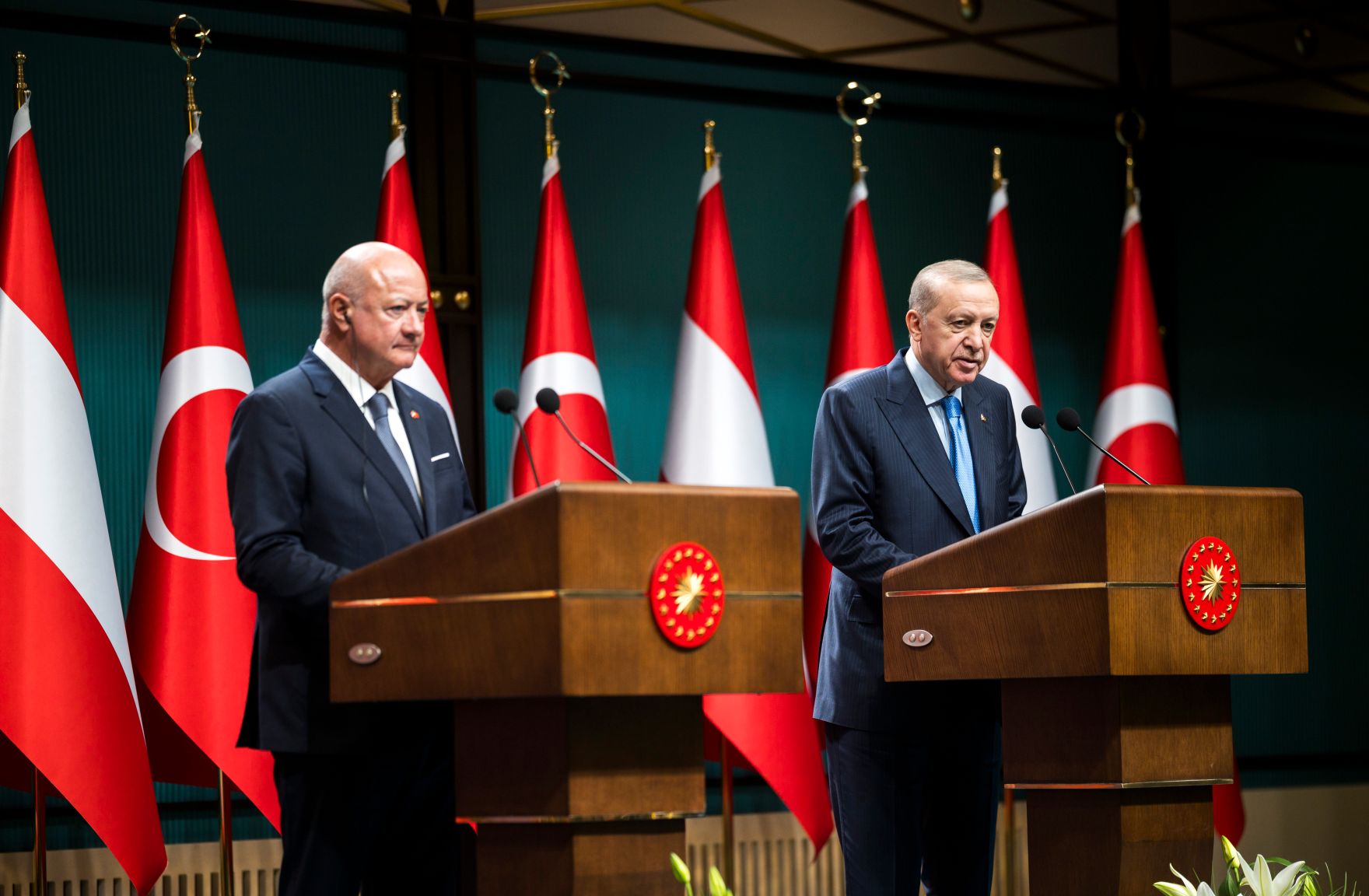 Am 10. August 2026 reiste Bundeskanzler Christian Stocker (l.) zu einem Arbeitsbesuch nach Ankara. Im Bild bei einer gemeinsamen Pressekonferenz mit dem Pr&auml;sident der Republik T&uuml;rkei Recep Tayyip Erdoğan (r.).