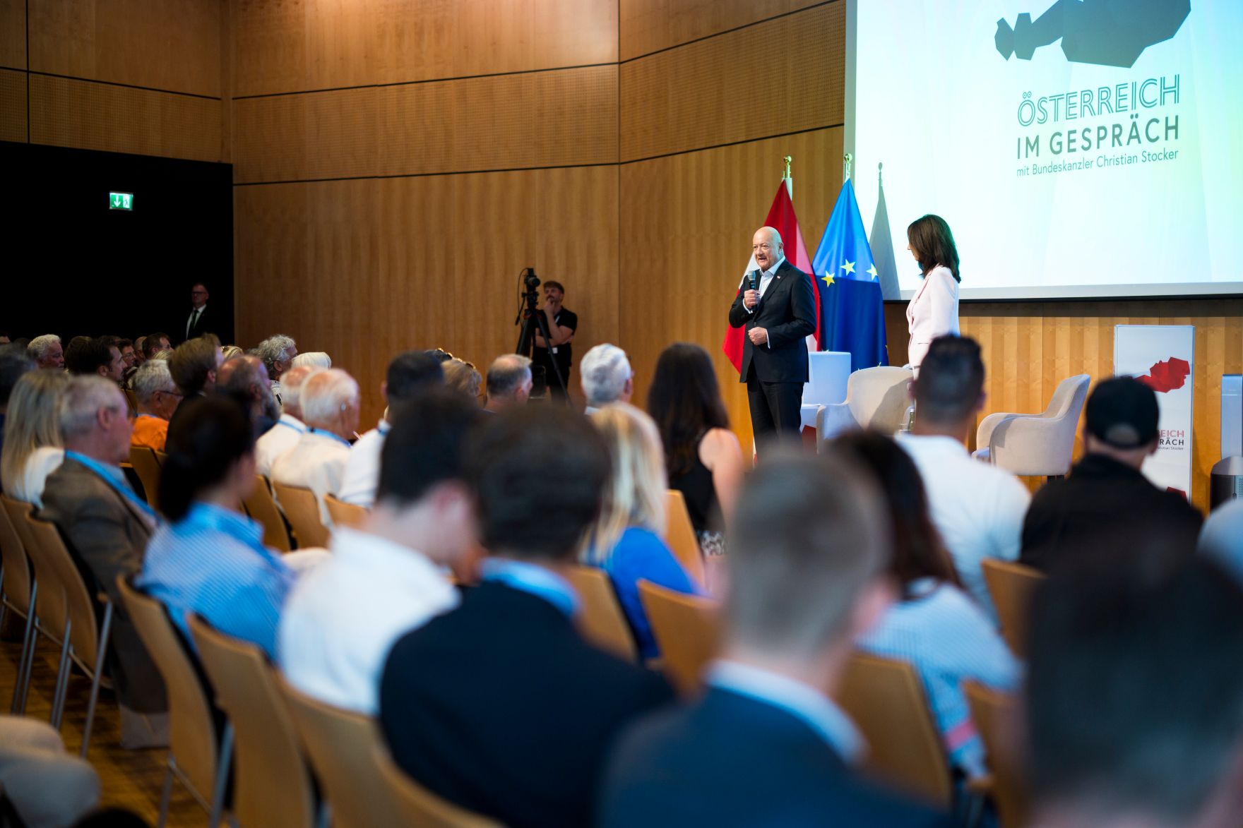 Am 11. August 2026 lud Bundeskanzler Christian Stocker (m.r.) zur Veranstaltung "&Ouml;sterreich im Gespr&auml;ch" in Villach. Im Bild mit Moderatorin Vera Russwurm (r.).