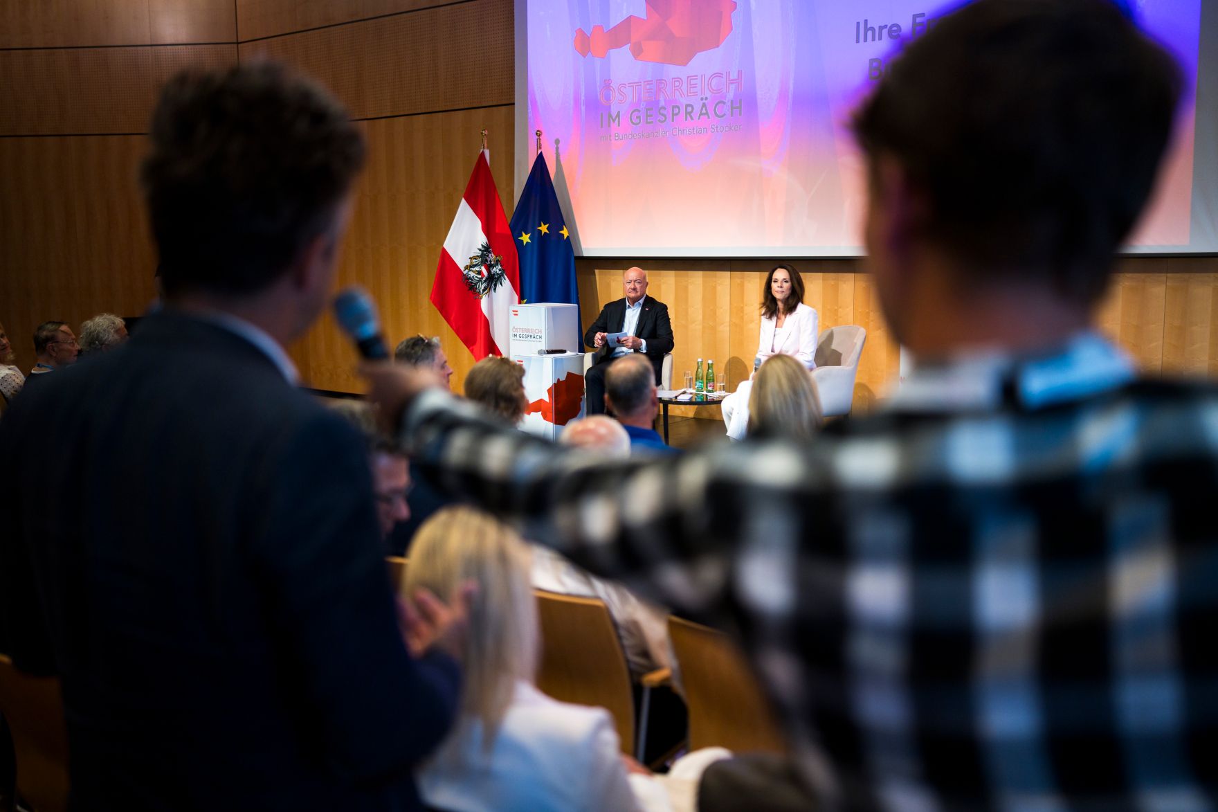 Am 11. August 2026 lud Bundeskanzler Christian Stocker (m.l.) zur Veranstaltung "&Ouml;sterreich im Gespr&auml;ch" in Villach. Im Bild mit Moderatorin Vera Russwurm (m.r.).