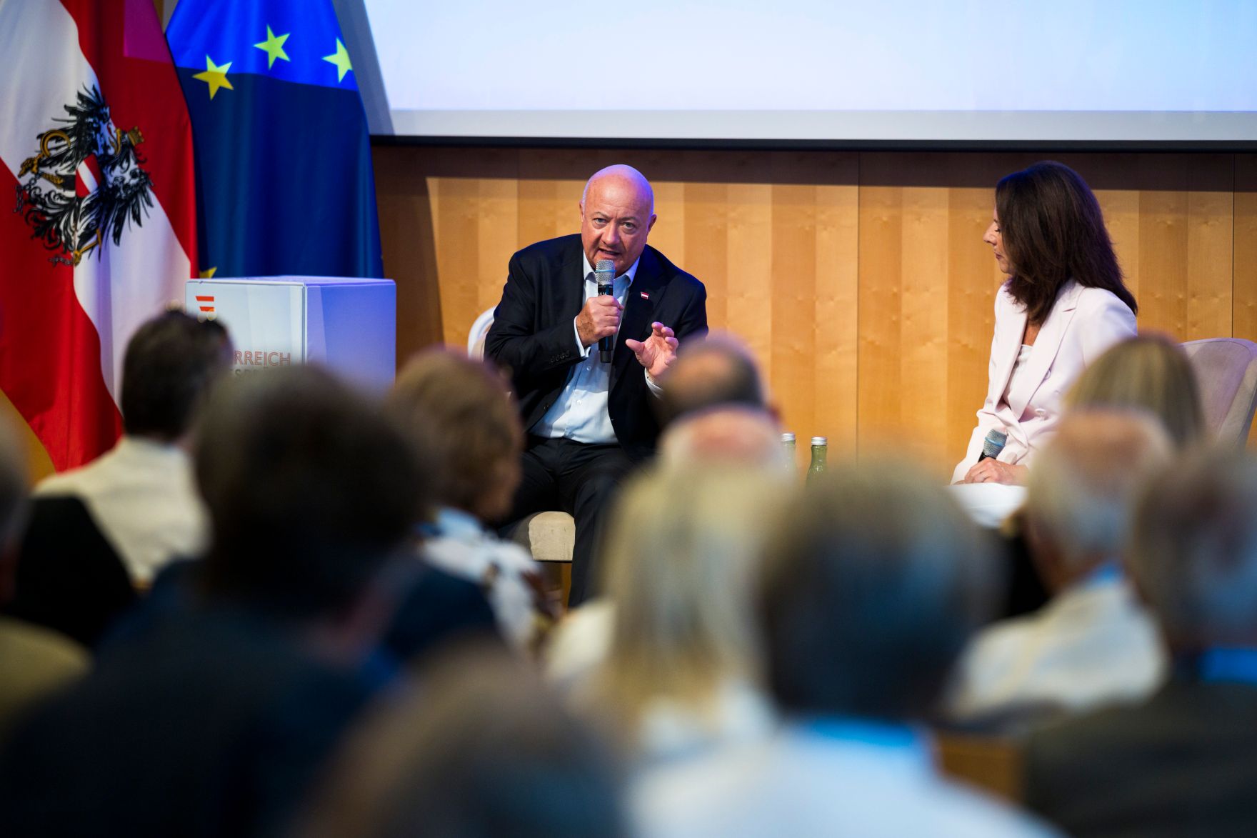 Am 11. August 2026 lud Bundeskanzler Christian Stocker (l.) zur Veranstaltung "&Ouml;sterreich im Gespr&auml;ch" in Villach. Im Bild mit Moderatorin Vera Russwurm (r.).