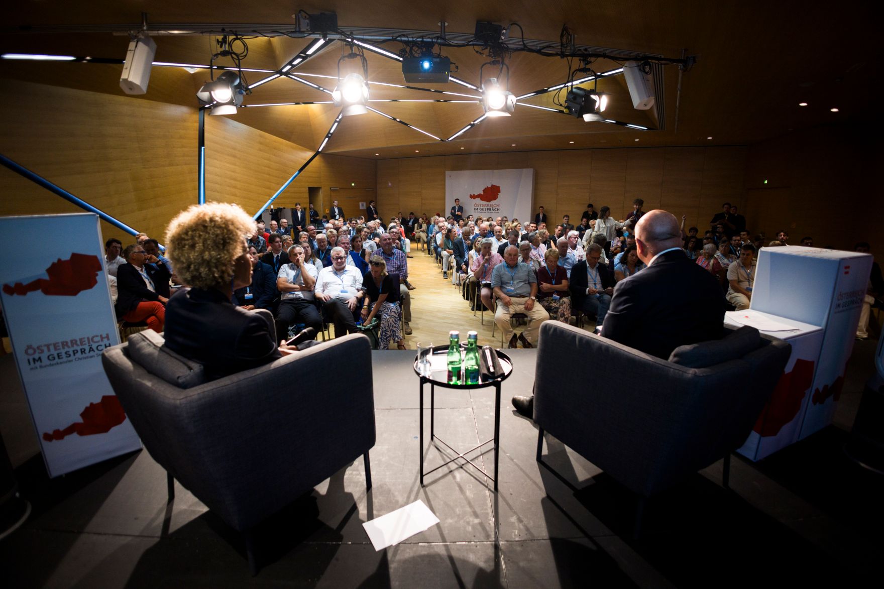 Am 21. August 2026 lud Bundeskanzler Christian Stocker (r.) zur Veranstaltung "&Ouml;sterreich im Gespr&auml;ch" in Eisenstadt.