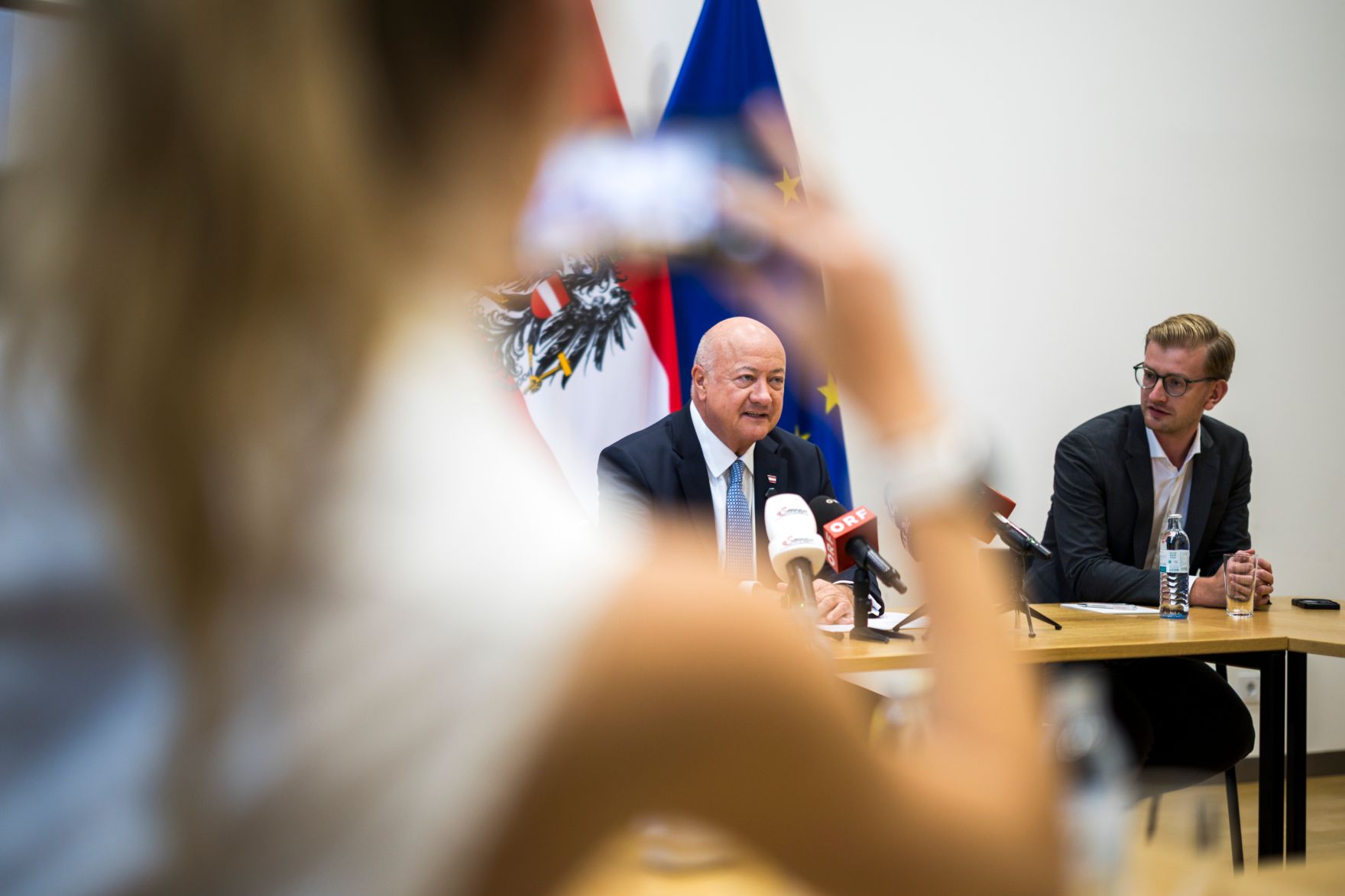 Am 25. August 2026 lud Bundeskanzler Christian Stocker (l.) zur Veranstaltung "&Ouml;sterreich im Gespr&auml;ch" in Linz.