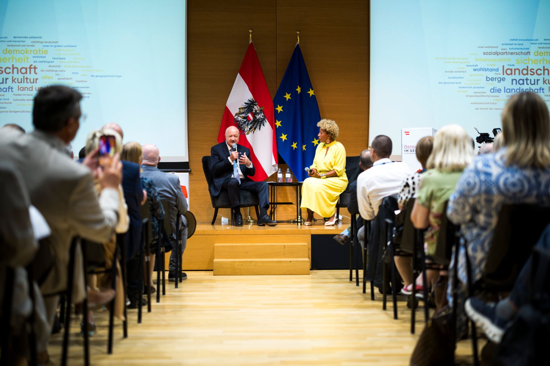 Am 25. August 2026 lud Bundeskanzler Christian Stocker (l.) zur Veranstaltung "&Ouml;sterreich im Gespr&auml;ch" in Linz.