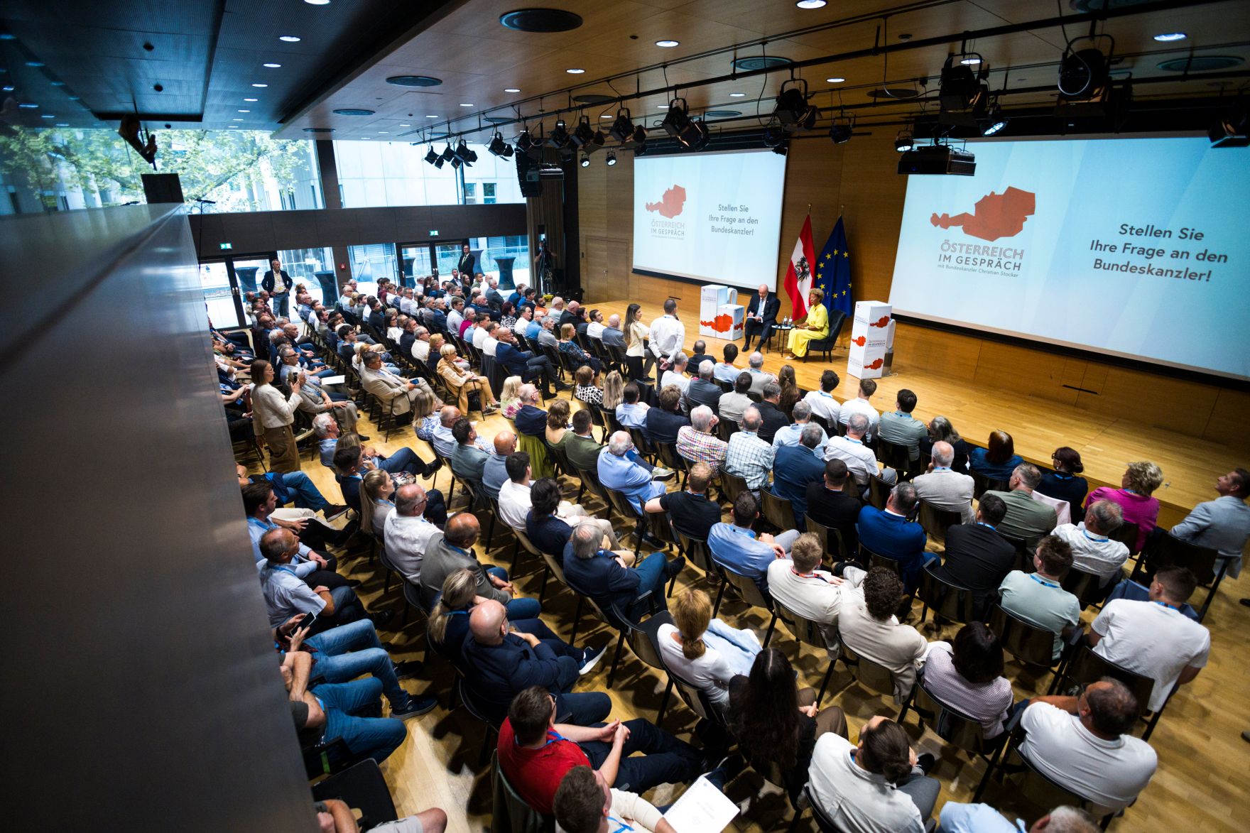 Am 25. August 2026 lud Bundeskanzler Christian Stocker zur Veranstaltung "&Ouml;sterreich im Gespr&auml;ch" in Linz.