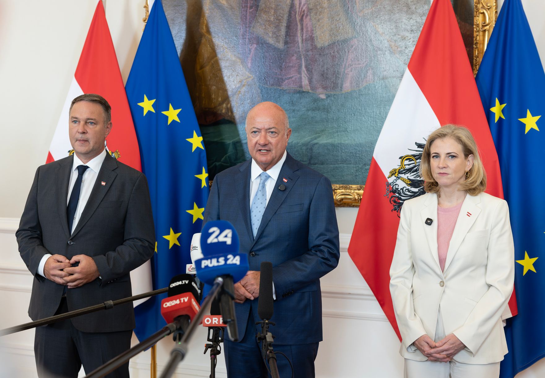 Am 9. September 2026 nahmen Bundeskanzler Christian Stocker (m.), Vizekanzler Andreas Babler (l.) und Bundesministerin Beate Meinl-Reisinger (r.) am Doorstep vor dem Ministerrat teil.
