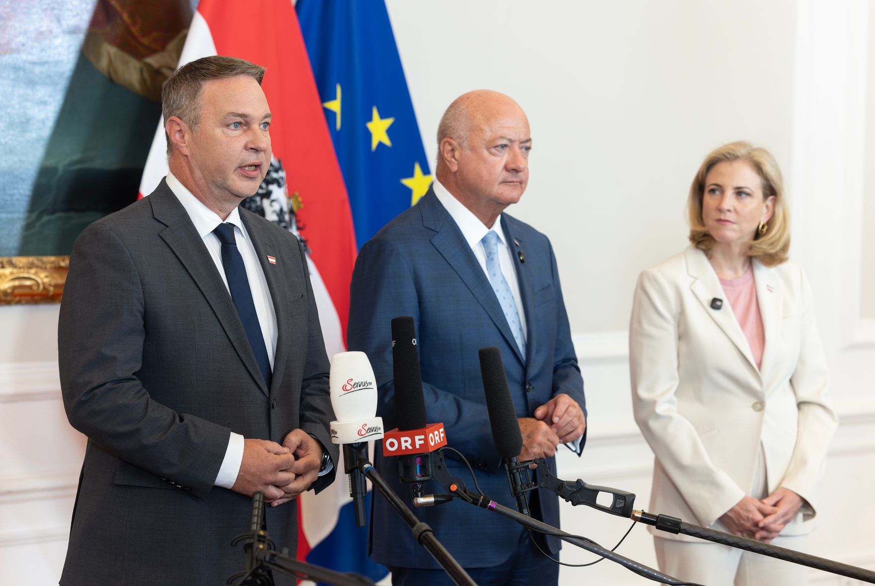 Am 9. September 2026 nahmen Bundeskanzler Christian Stocker (m.), Vizekanzler Andreas Babler (l.) und Bundesministerin Beate Meinl-Reisinger (r.) am Doorstep vor dem Ministerrat teil.