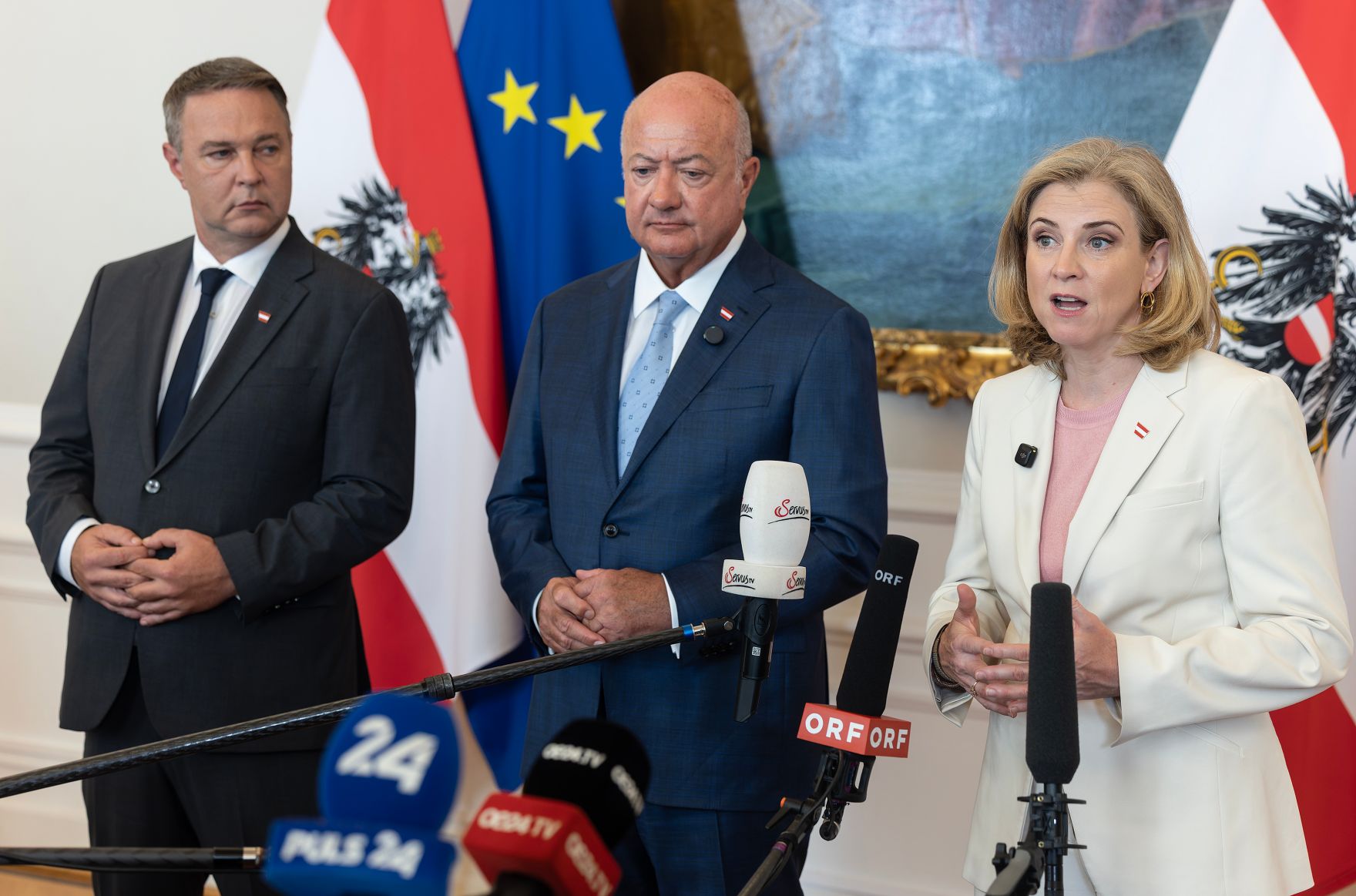 Am 9. September 2026 nahmen Bundeskanzler Christian Stocker (m.), Vizekanzler Andreas Babler (l.) und Bundesministerin Beate Meinl-Reisinger (r.) am Doorstep vor dem Ministerrat teil.
