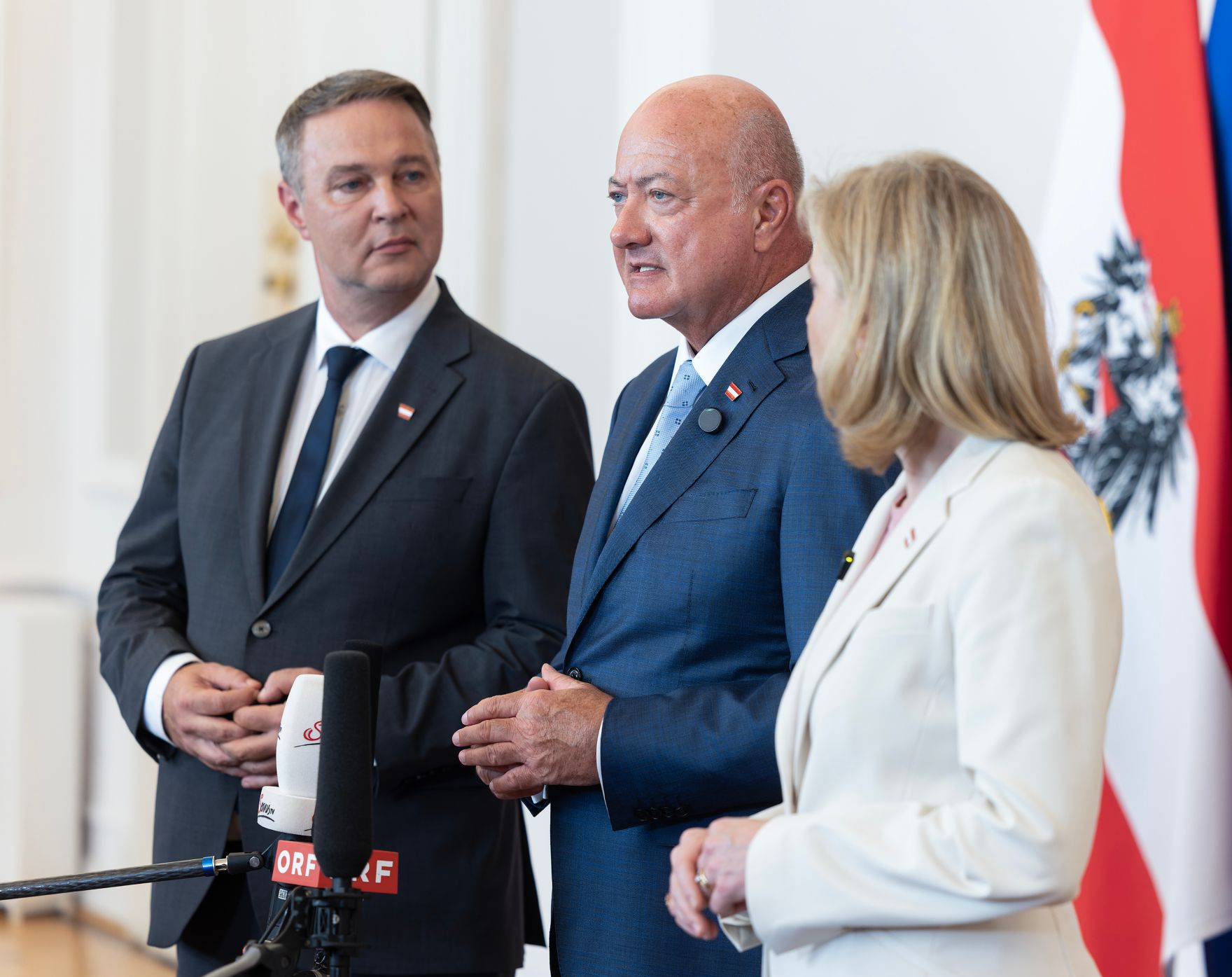 Am 9. September 2026 nahmen Bundeskanzler Christian Stocker (m.), Vizekanzler Andreas Babler (l.) und Bundesministerin Beate Meinl-Reisinger (r.) am Doorstep vor dem Ministerrat teil.