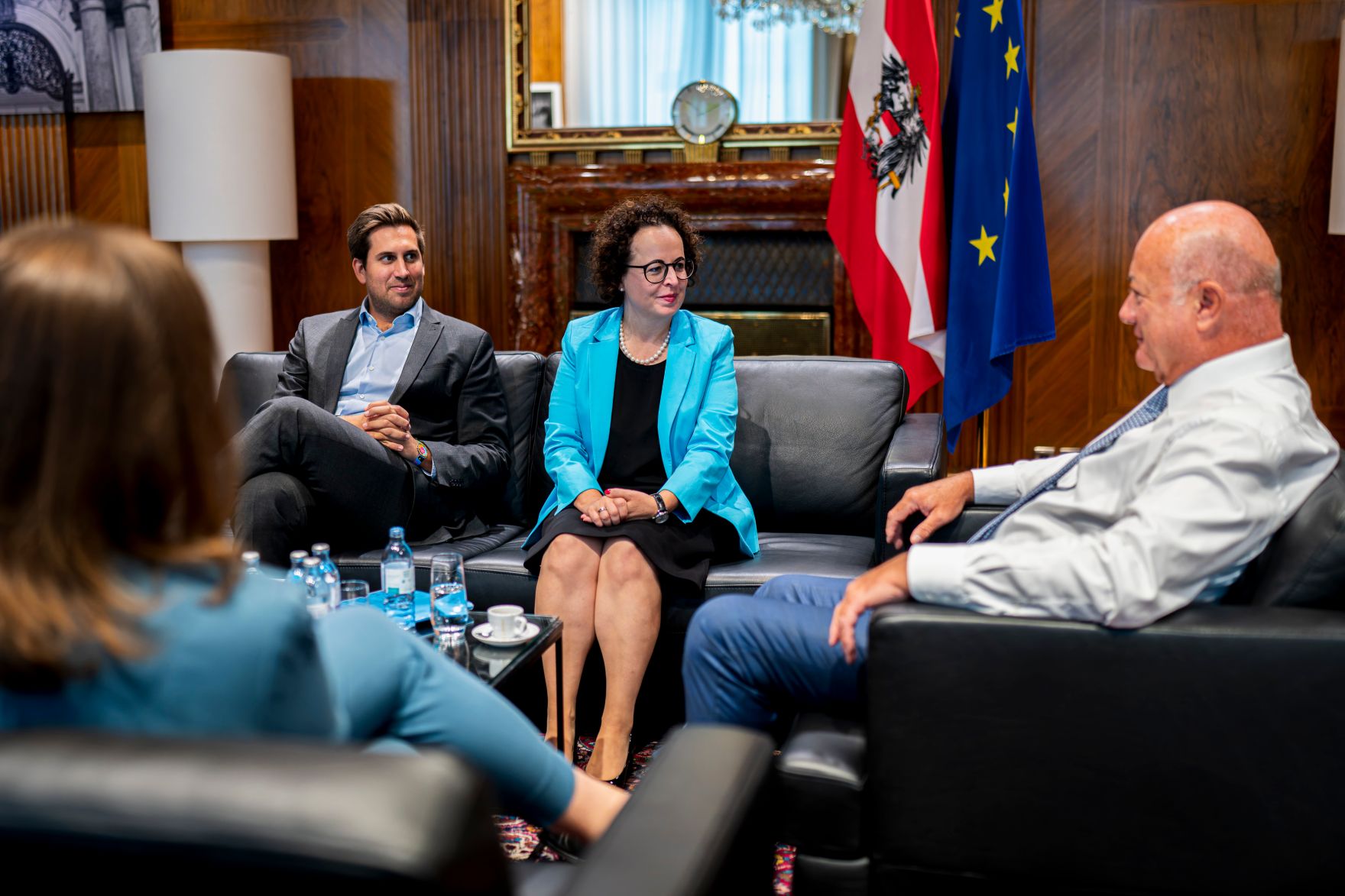 Am 10. September 2026 empfing Bundeskanzler Christian Stocker (r.) Bundesratspr&auml;sidentin Christine Schwarz-Fuchs (3.v.l.) zu einem Arbeitsgespr&auml;ch. Im Bild mit Bundesministerin Claudia Bauer (l.) und Staatssekret&auml;r Alexander Pr&ouml;ll (2.v.l.).