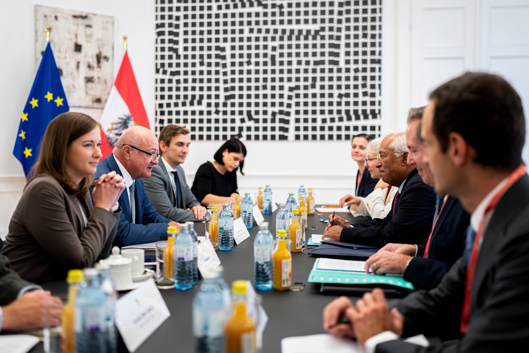 Am 15. September 2026 empfing Bundeskanzler Christian Stocker (2.v.l.) den Pr&auml;sidenten des Europ&auml;ischen Rates Ant&oacute;nio Costa (3.v.r.), zu einem Arbeitsbesuch im Bundeskanzleramt. Im Bild bei einem Arbeitsgespr&auml;ch mit Bundesministerin Claudia Bauer (l.).