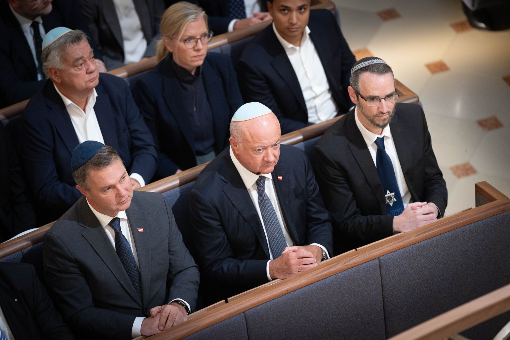 Am 16. September 2026 nahm Bundeskanzler Christian Stocker (m.) gemeinsam mit Staatssekret&auml;r Alexander Pr&ouml;ll am Festakt anl&auml;sslich der Wiederer&ouml;ffnung des Wiener Stadttempel teil.