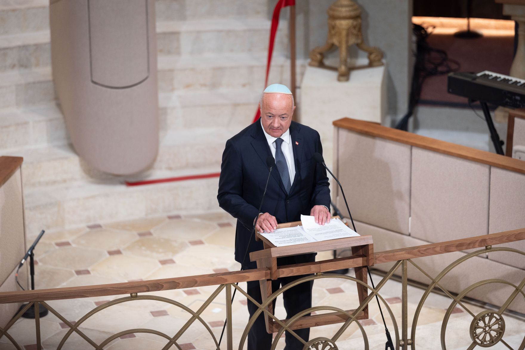 Am 16. September 2026 nahm Bundeskanzler Christian Stocker (im Bild) gemeinsam mit Staatssekret&auml;r Alexander Pr&ouml;ll am Festakt anl&auml;sslich der Wiederer&ouml;ffnung des Wiener Stadttempel teil.