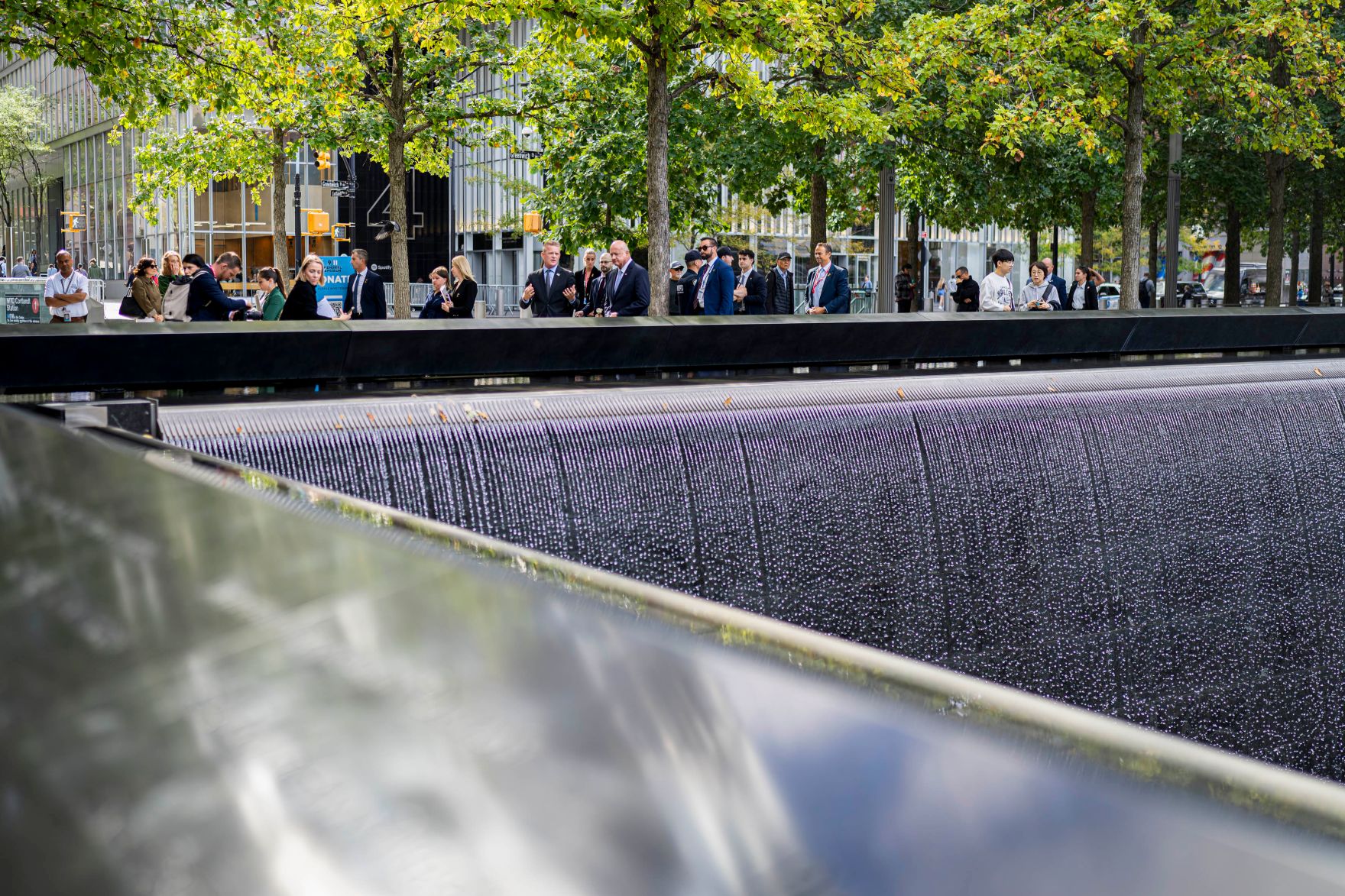 Am 21. September reiste Bundeskanzler Christian Stocker zu einem mehrt&auml;gigen Arbeitsbesuch nach New York. Im Bild beim Besuch der 9/11 Gedenkst&auml;tte und Kranzniederlegung.