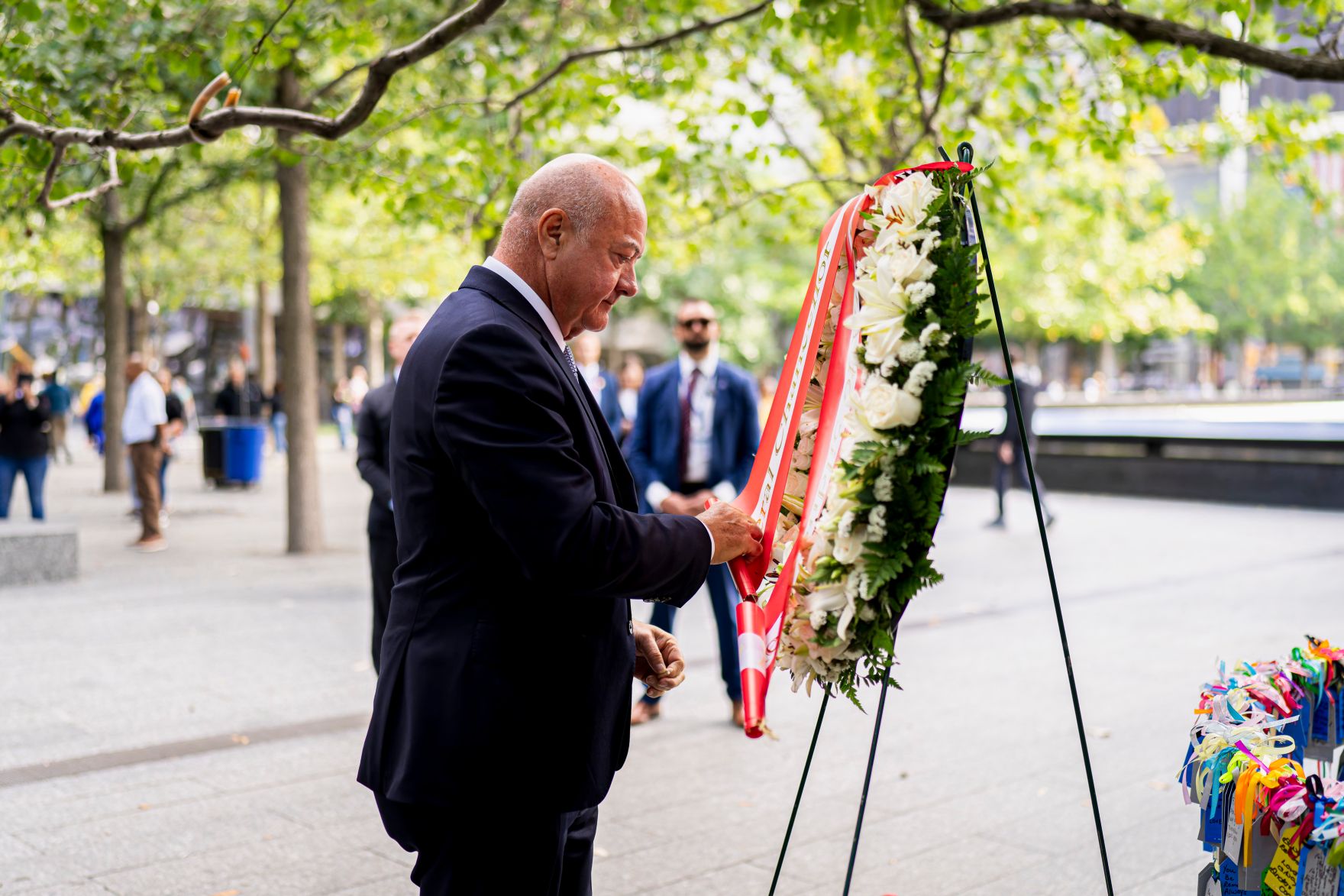 Am 21. September reiste Bundeskanzler Christian Stocker zu einem mehrt&auml;gigen Arbeitsbesuch nach New York. Im Bild beim Besuch der 9/11 Gedenkst&auml;tte und Kranzniederlegung.