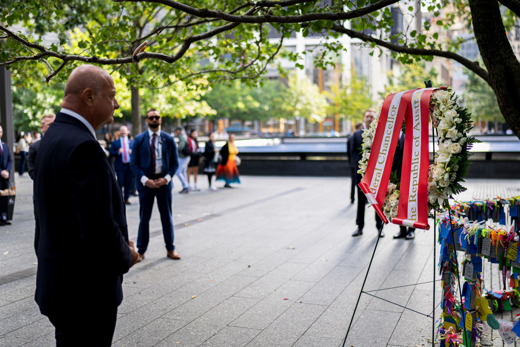 Am 21. September reiste Bundeskanzler Christian Stocker zu einem mehrt&auml;gigen Arbeitsbesuch nach New York. Im Bild beim Besuch der 9/11 Gedenkst&auml;tte und Kranzniederlegung.