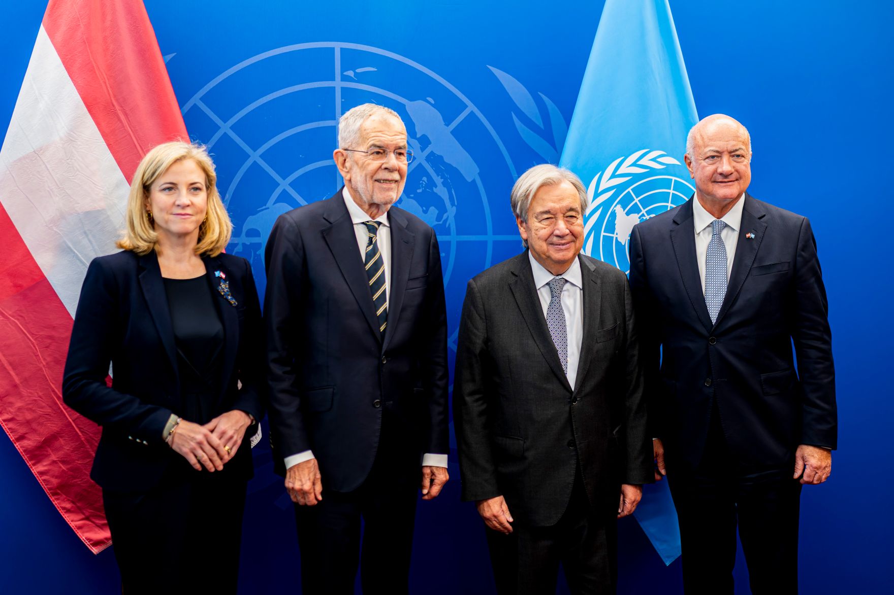 Am 21. September reiste Bundeskanzler Christian Stocker (r.) zu einem mehrt&auml;gigen Arbeitsbesuch nach New York. Im Bild mit dem Generalsekret&auml;r der Vereinten Nationen, Ant&oacute;nio Guterres (m.r.), Bundespr&auml;sident Alexander van der Bellen (m.l.) und Bundesministerin Beate Meinl-Reisinger (l.).