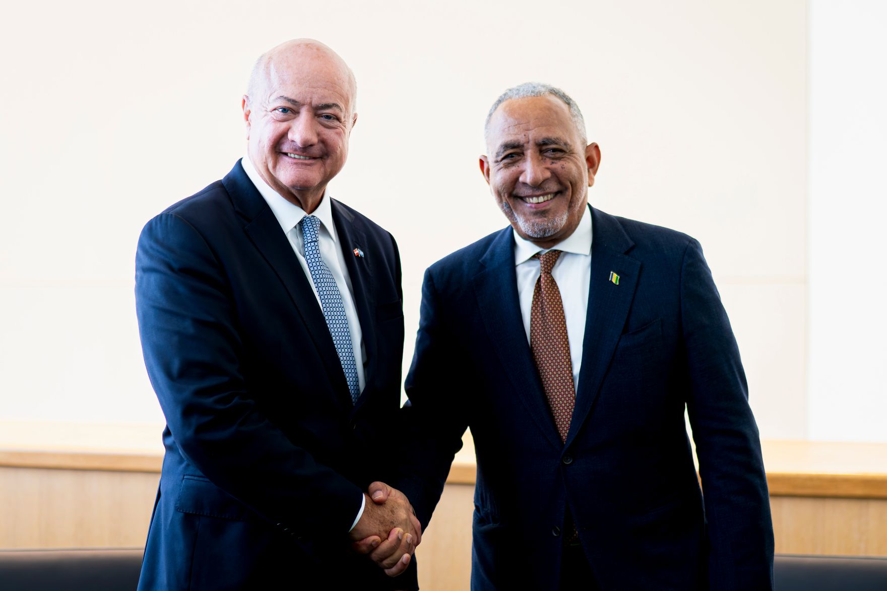 Am 21. September reiste Bundeskanzler Christian Stocker (r.) zu einem mehrt&auml;gigen Arbeitsbesuch nach New York. Im Bild mit dem Premierminister von St. Vincent und die Grenadinen, Godwin Friday (l.).