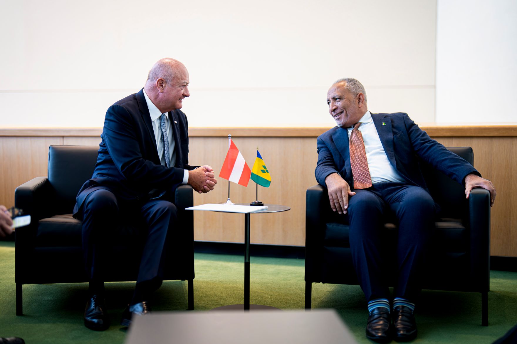 Am 21. September reiste Bundeskanzler Christian Stocker (r.) zu einem mehrt&auml;gigen Arbeitsbesuch nach New York. Im Bild mit dem Premierminister von St. Vincent und die Grenadinen, Godwin Friday (l.).