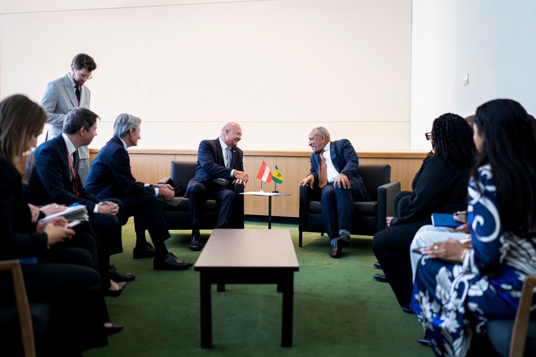 Am 21. September reiste Bundeskanzler Christian Stocker (r.) zu einem mehrt&auml;gigen Arbeitsbesuch nach New York. Im Bild mit dem Premierminister von St. Vincent und die Grenadinen, Godwin Friday (l.).