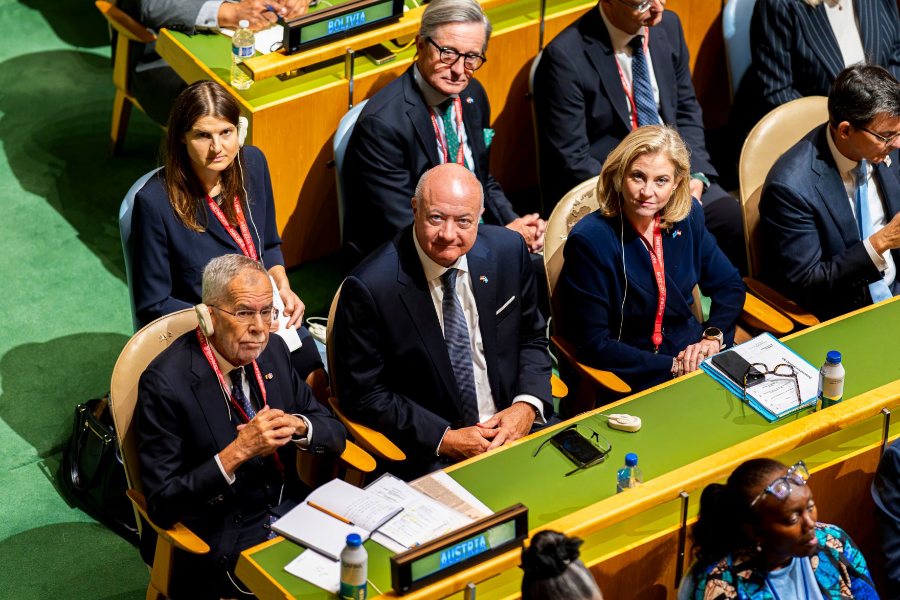 Am 22. September nahm Bundeskanzler Christian Stocker (m.) gemeinsam mit Bundespr&auml;sident Alexander van der Bellen (l.) und Bundesministerin Beate Meinl-Reisinger (r.) an der Er&ouml;ffnung der UNO Generalversammlung in New York teil.
