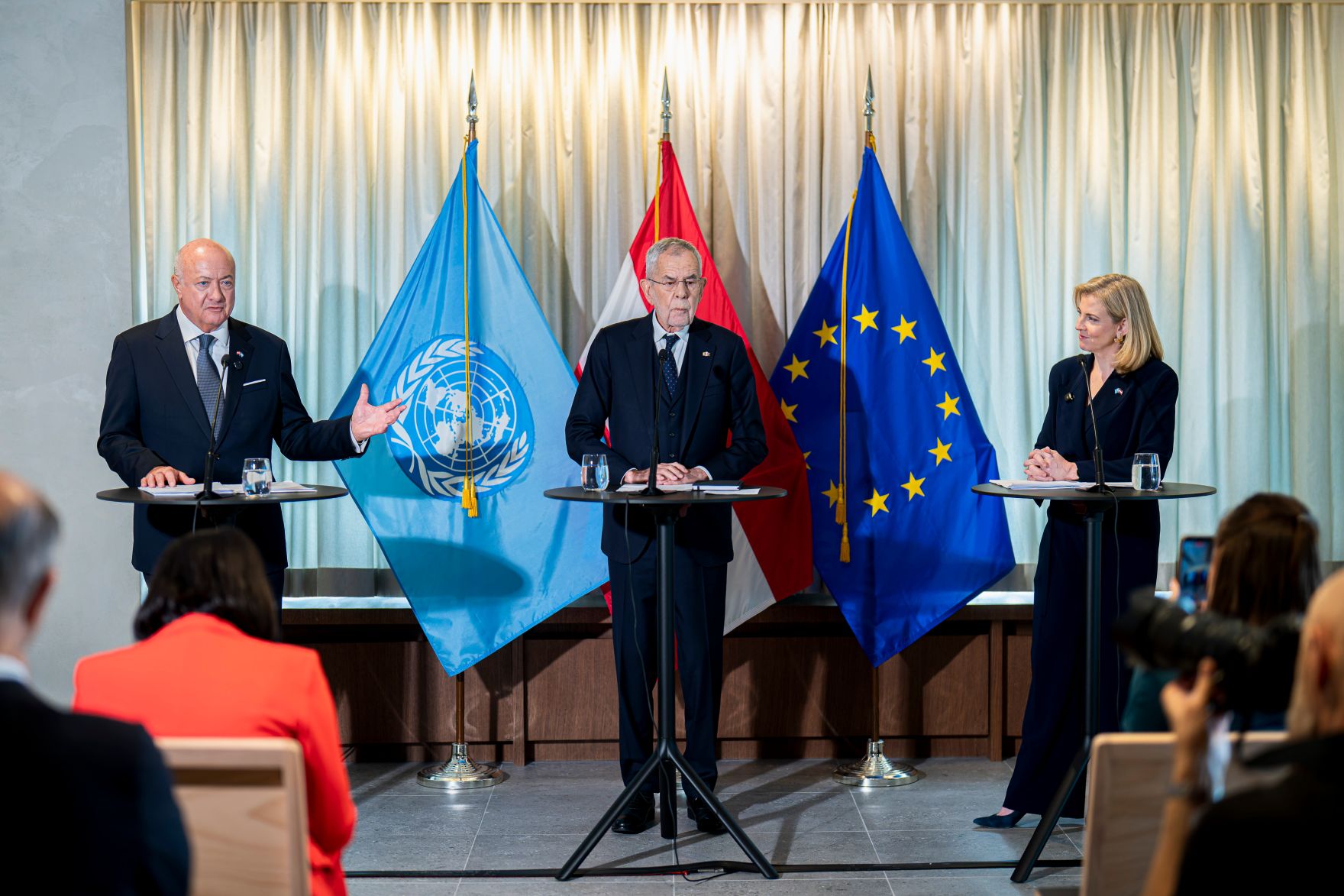 Am 22. September reiste Bundeskanzler Christian Stocker (l.) zu einem mehrt&auml;gigen Arbeitsbesuch nach New York. Im Bild beim gemeinsamen Mediengespr&auml;ch mit Bundespr&auml;sident Alexander van der Bellen (m.) und Bundesministerin Beate Meinl-Reisinger (r.) an der St&auml;ndigen Vertretung &Ouml;sterreichs bei der Europ&auml;ischen Union.